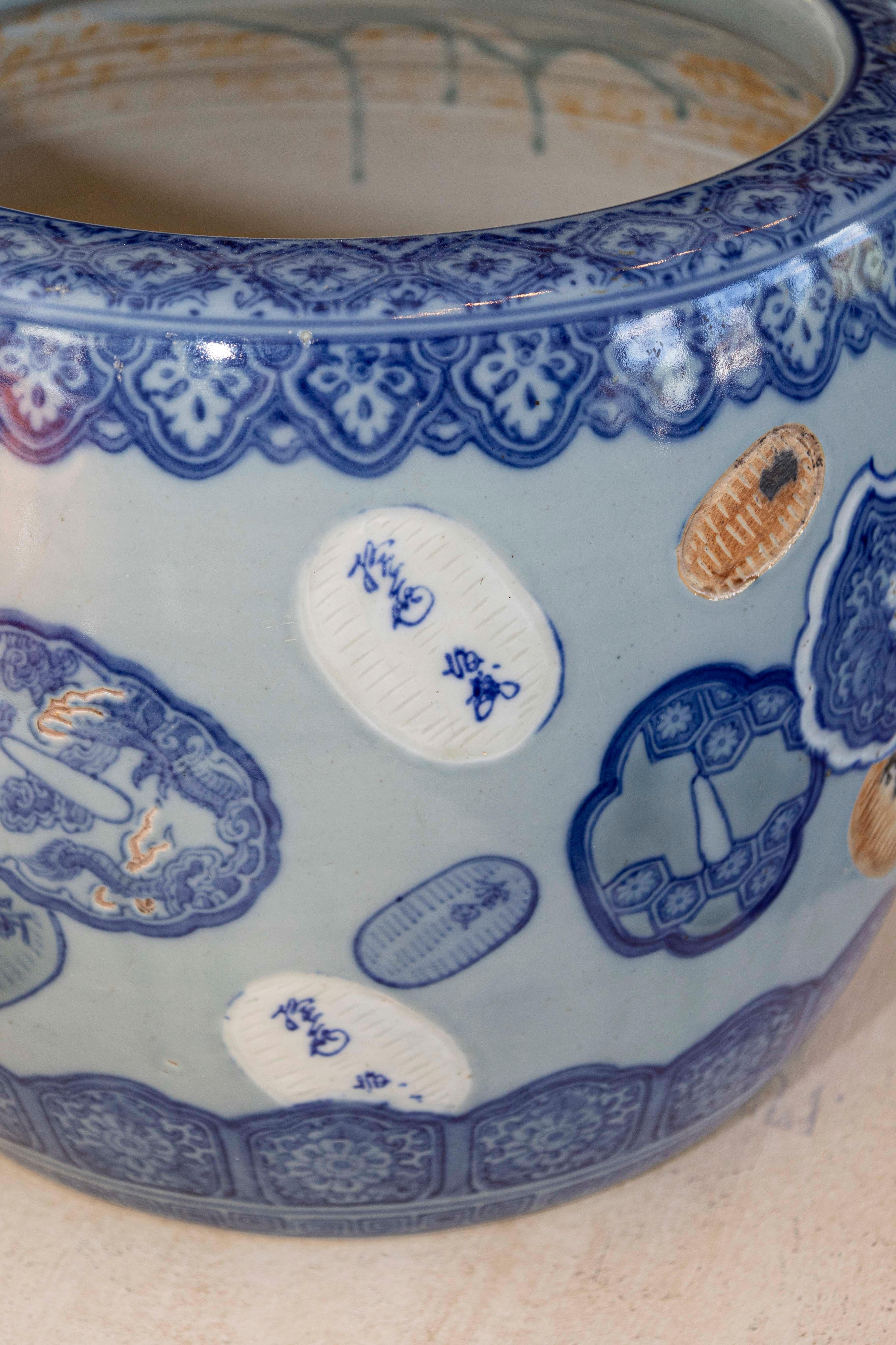 Cache pot asiatique en porcelaine de la fin du 19ème siècle avec décor de cartouches flottantes Bon état - En vente à Atlanta, GA