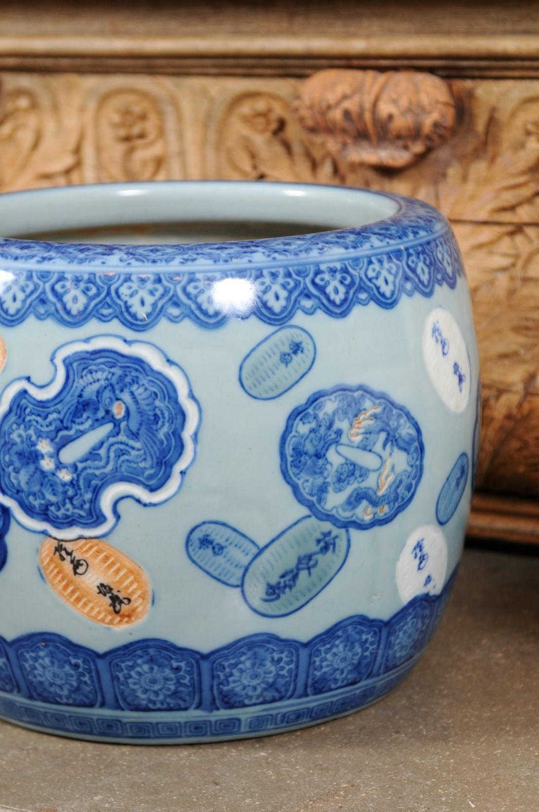 Late 19th Century Asian Porcelain Cachepot with Floating Cartouches Décor For Sale 2