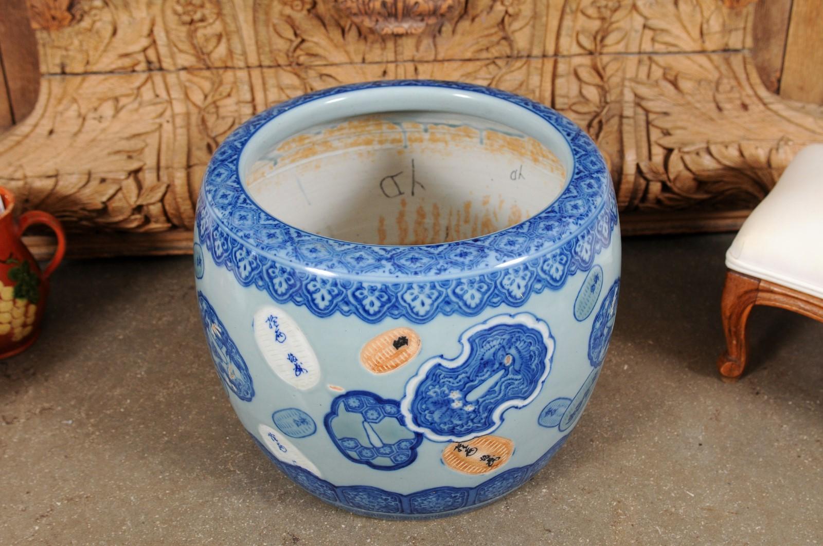 Late 19th Century Asian Porcelain Cachepot with Floating Cartouches Décor For Sale 3