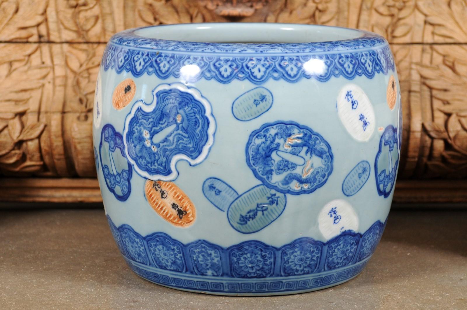 Late 19th Century Asian Porcelain Cachepot with Floating Cartouches Décor For Sale 4