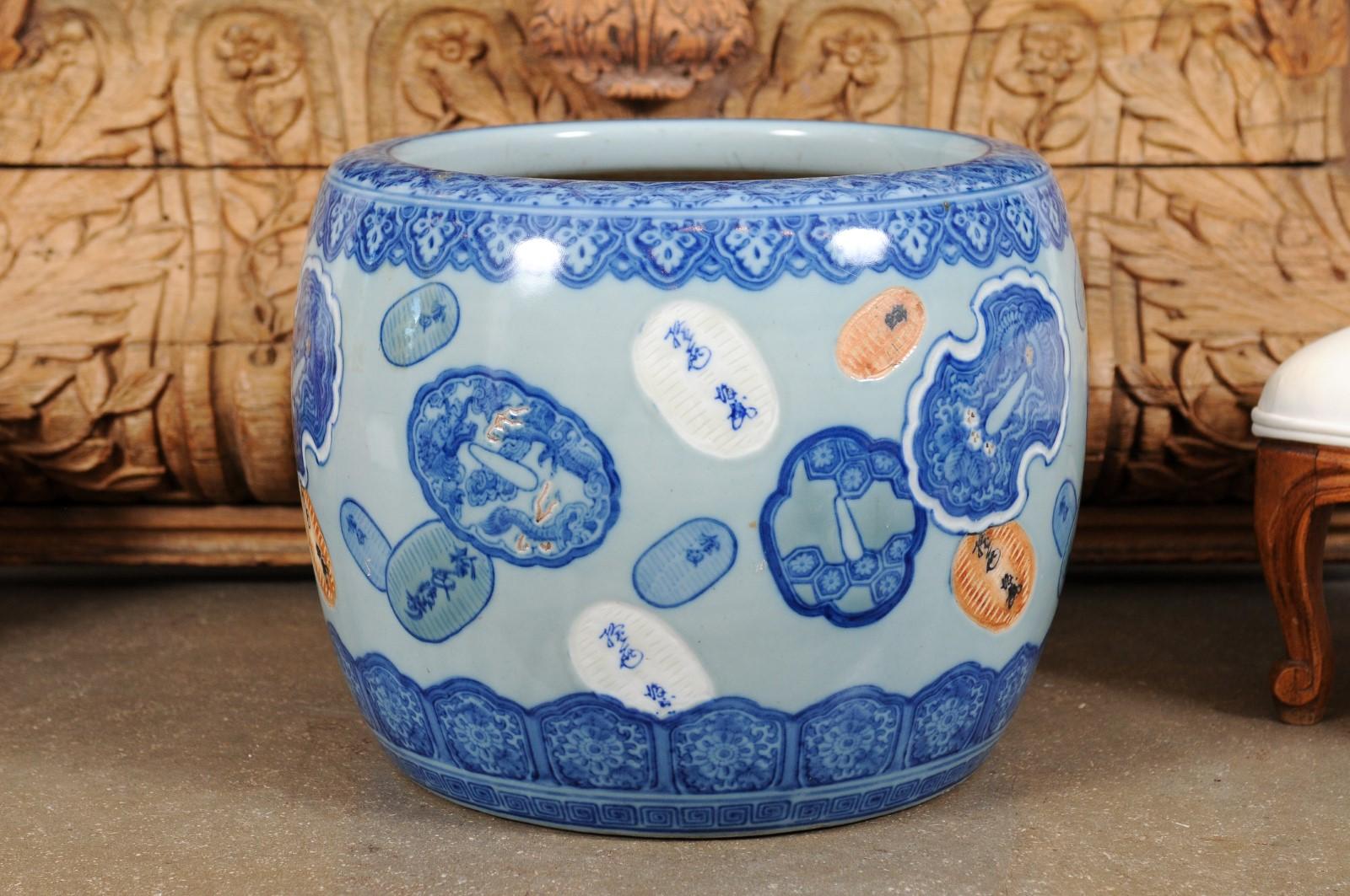 Late 19th Century Asian Porcelain Cachepot with Floating Cartouches Décor For Sale 5