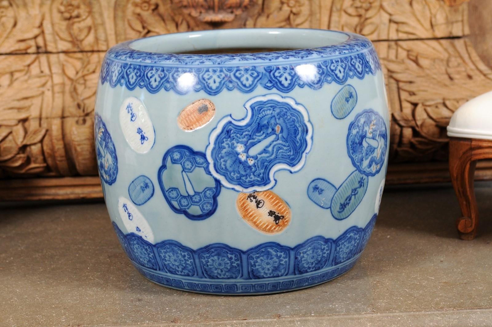 Late 19th Century Asian Porcelain Cachepot with Floating Cartouches Décor For Sale 6