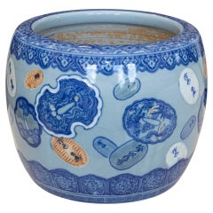 Late 19th Century Asian Porcelain Cachepot with Floating Cartouches Décor