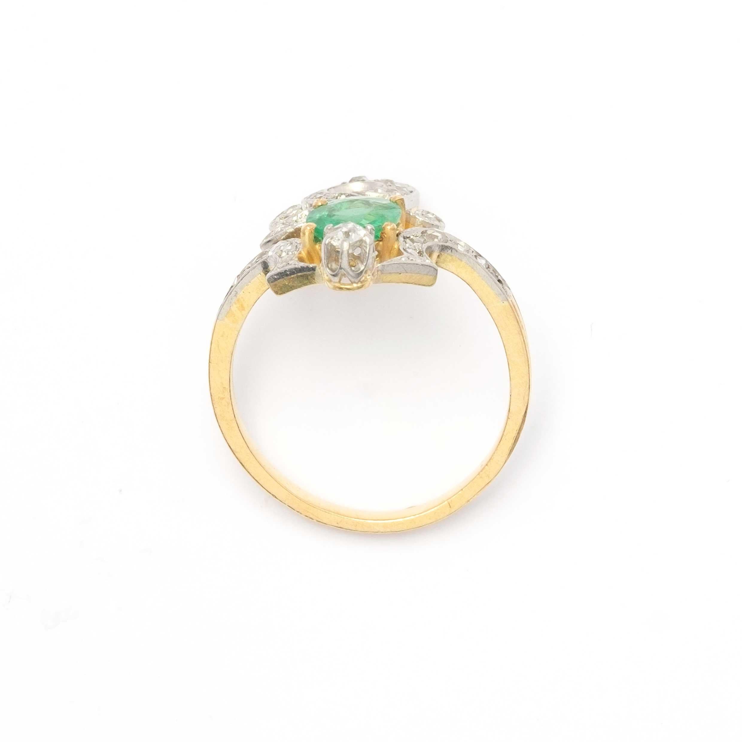 Riche en charme et en histoire, cette bague ancienne asymétrique élaborée datant de la fin des années 1800 est une pièce rare et élégante. Réalisé en platine et en or, il présente des poinçons externes, probablement français, qui attestent de son