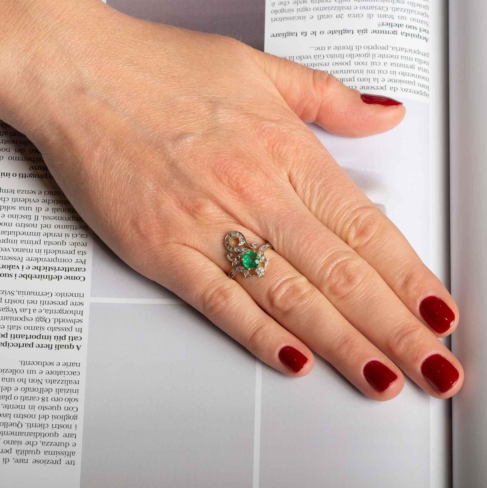 Taille ronde Fin du 19e siècle Bague antique asymétrique en platine et or avec Em naturel en vente