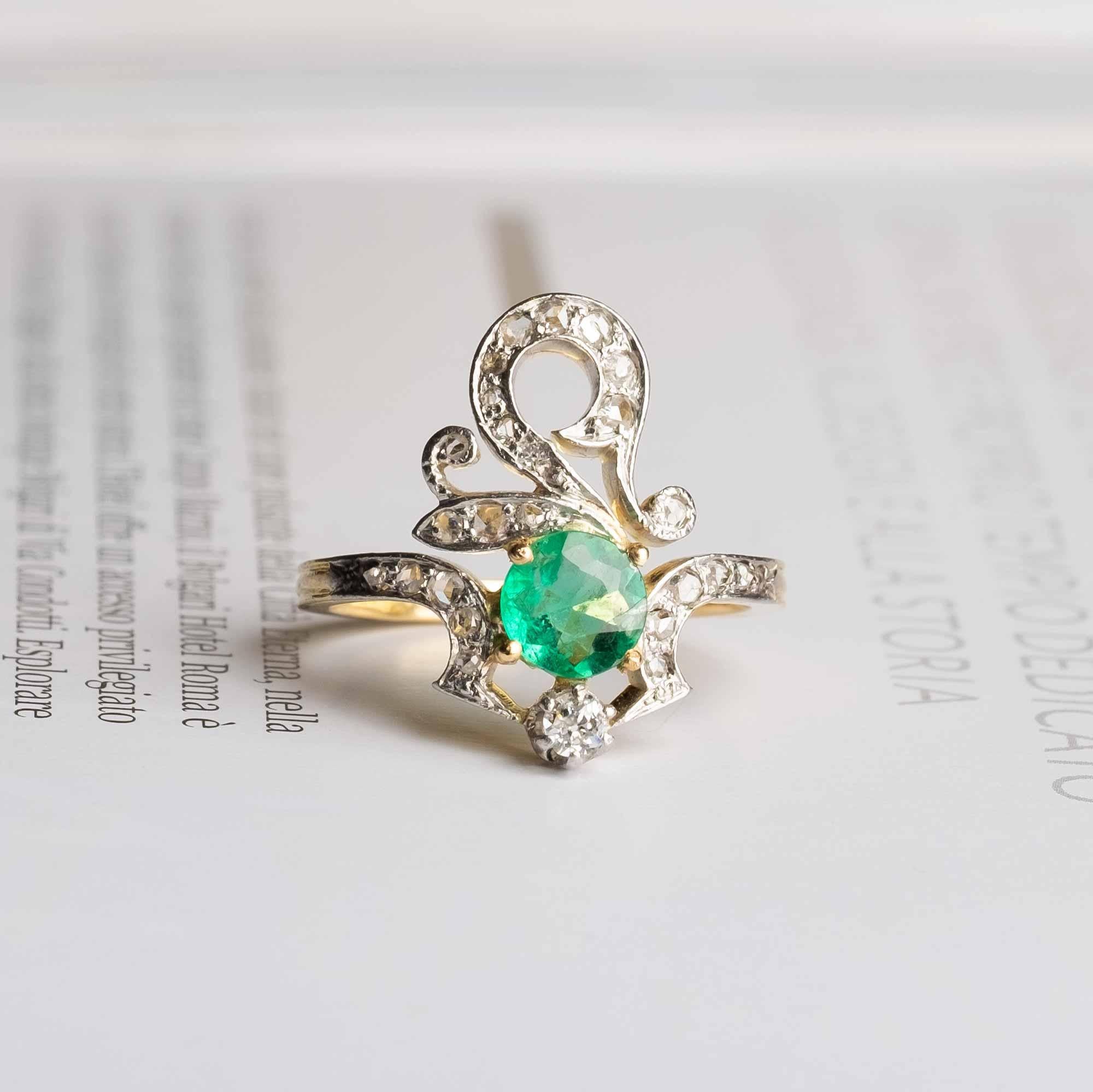 Fin du 19e siècle Bague antique asymétrique en platine et or avec Em naturel Bon état - En vente à Milano, MI