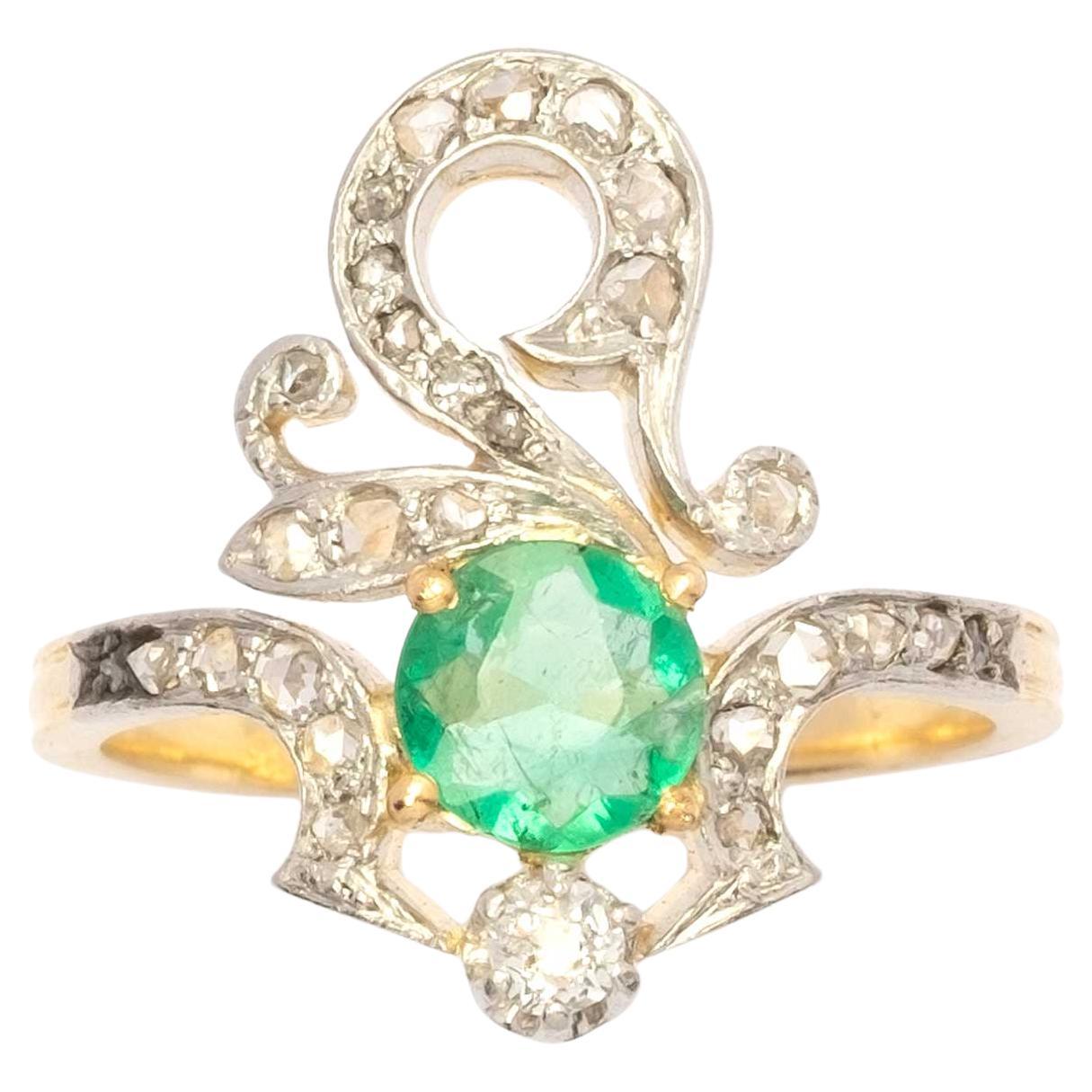 Fin du 19e siècle Bague antique asymétrique en platine et or avec Em naturel en vente
