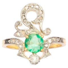 Fin du 19e siècle Bague antique asymétrique en platine et or avec Em naturel