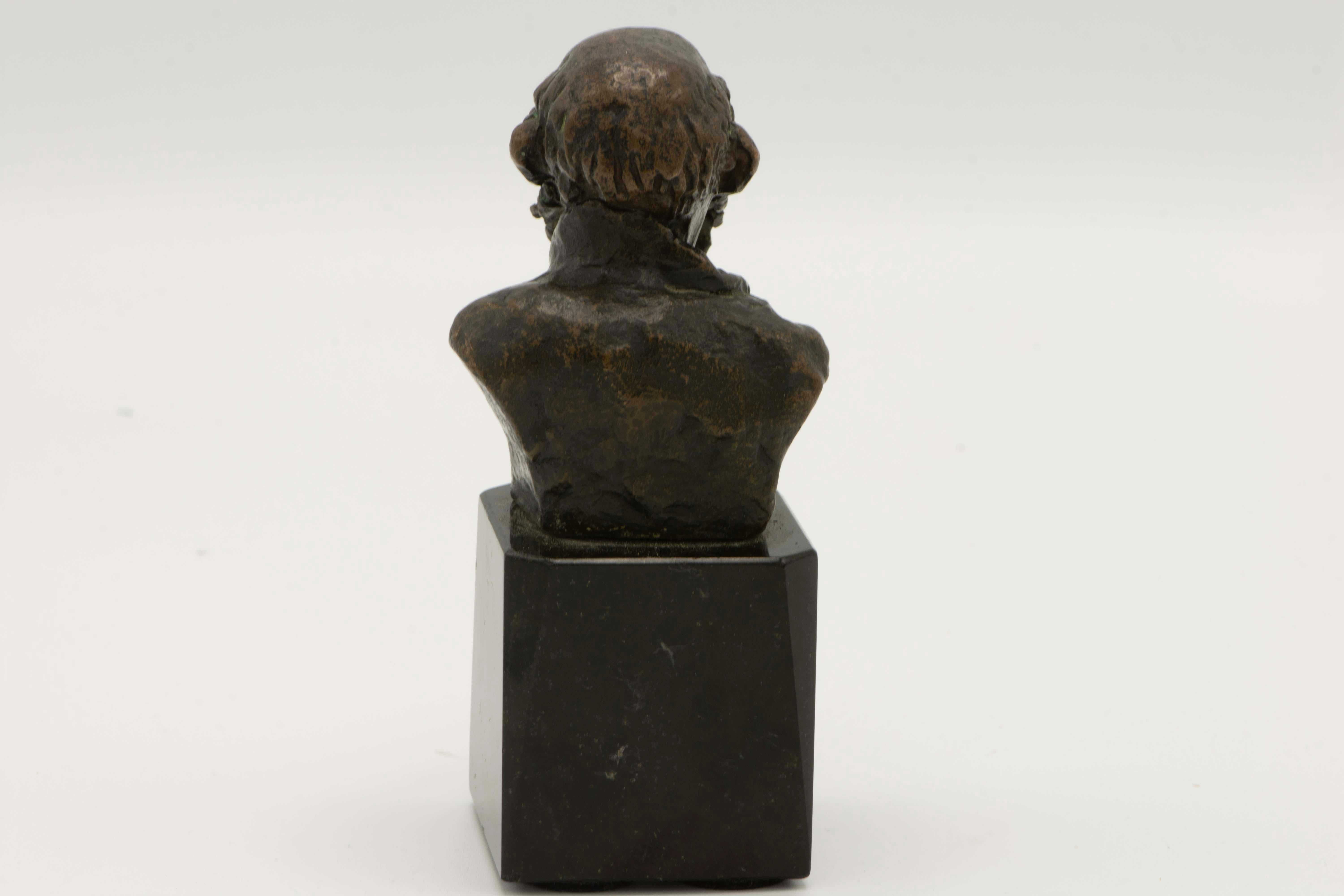 Österreichische Bronze eines gebürsteten Jungen aus dem späten 19. Jahrhundert (Gegossen) im Angebot