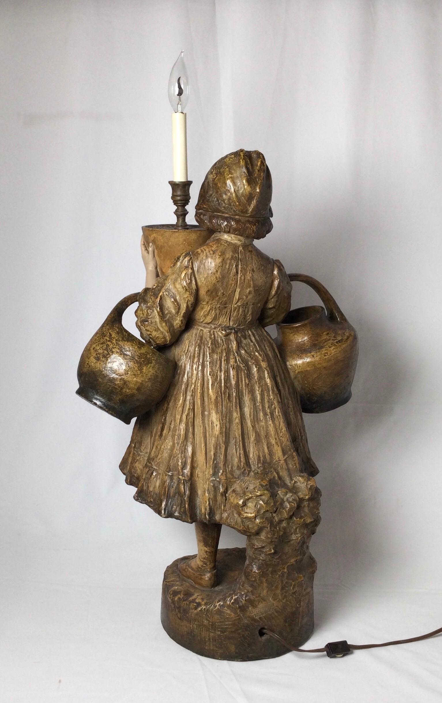 Österreichische Goldscheider-Figur des späten 19. Jahrhunderts  Lampe im Angebot 1