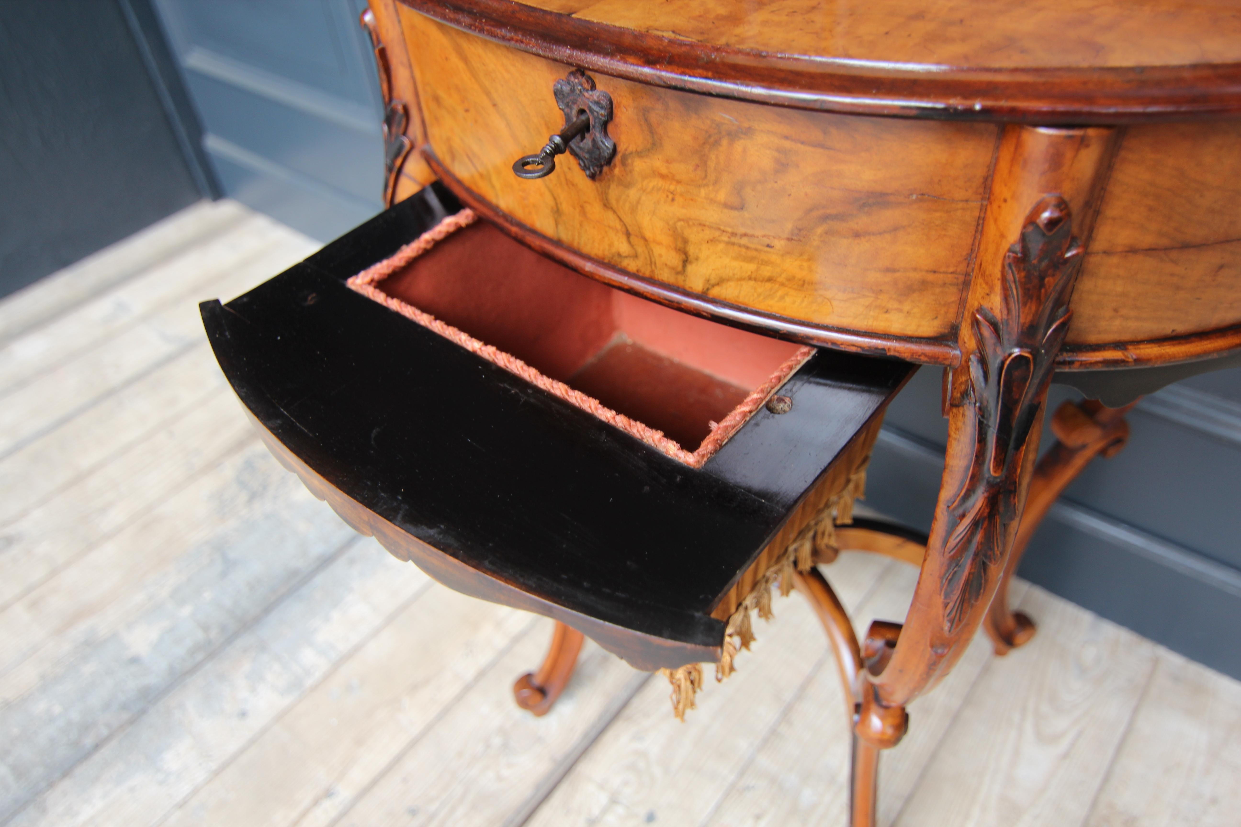 Table de couture autrichienne de la fin du 19e siècle en vente 6