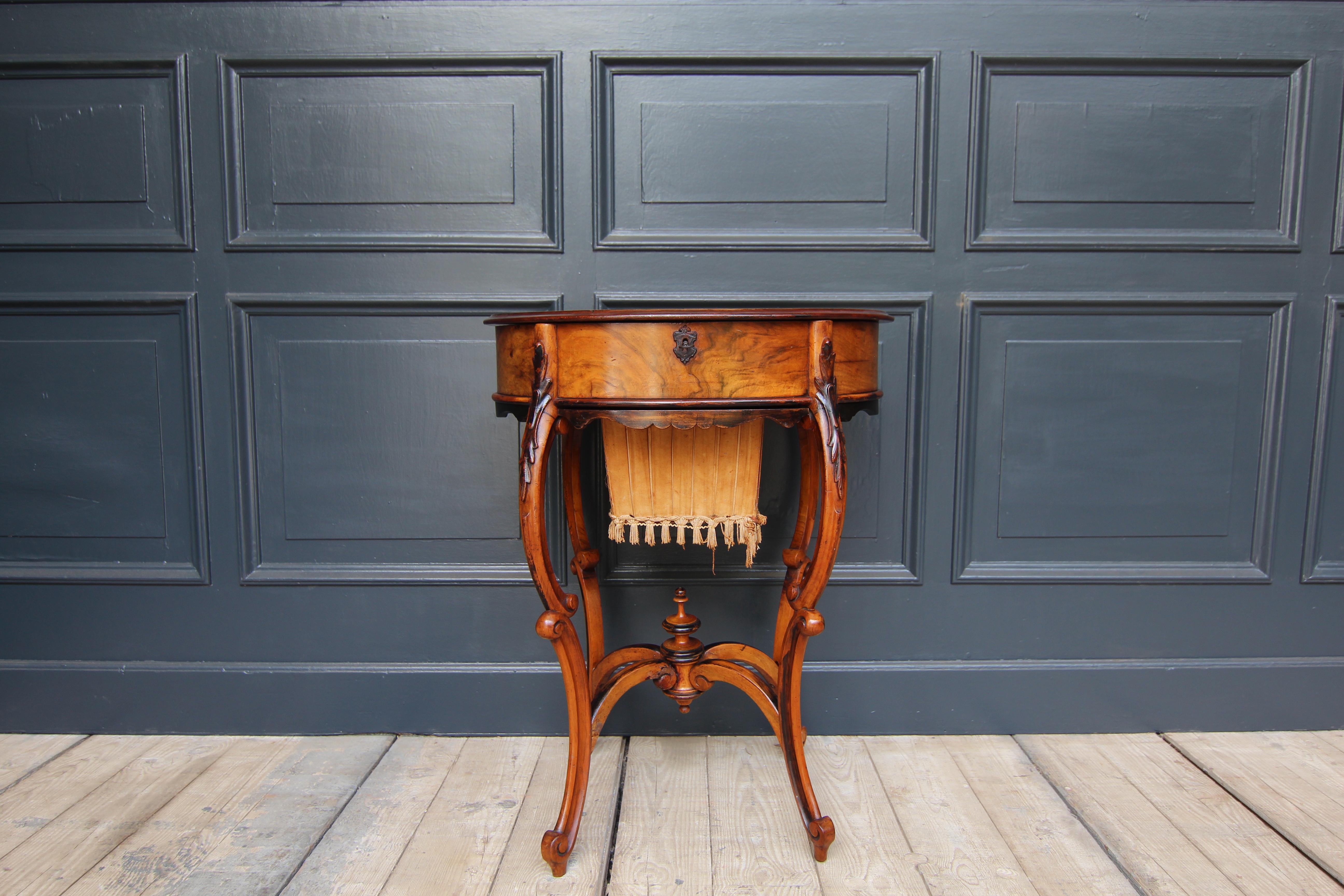 Late 19th Century Austrian Sewing Table In Good Condition For Sale In Dusseldorf, DE