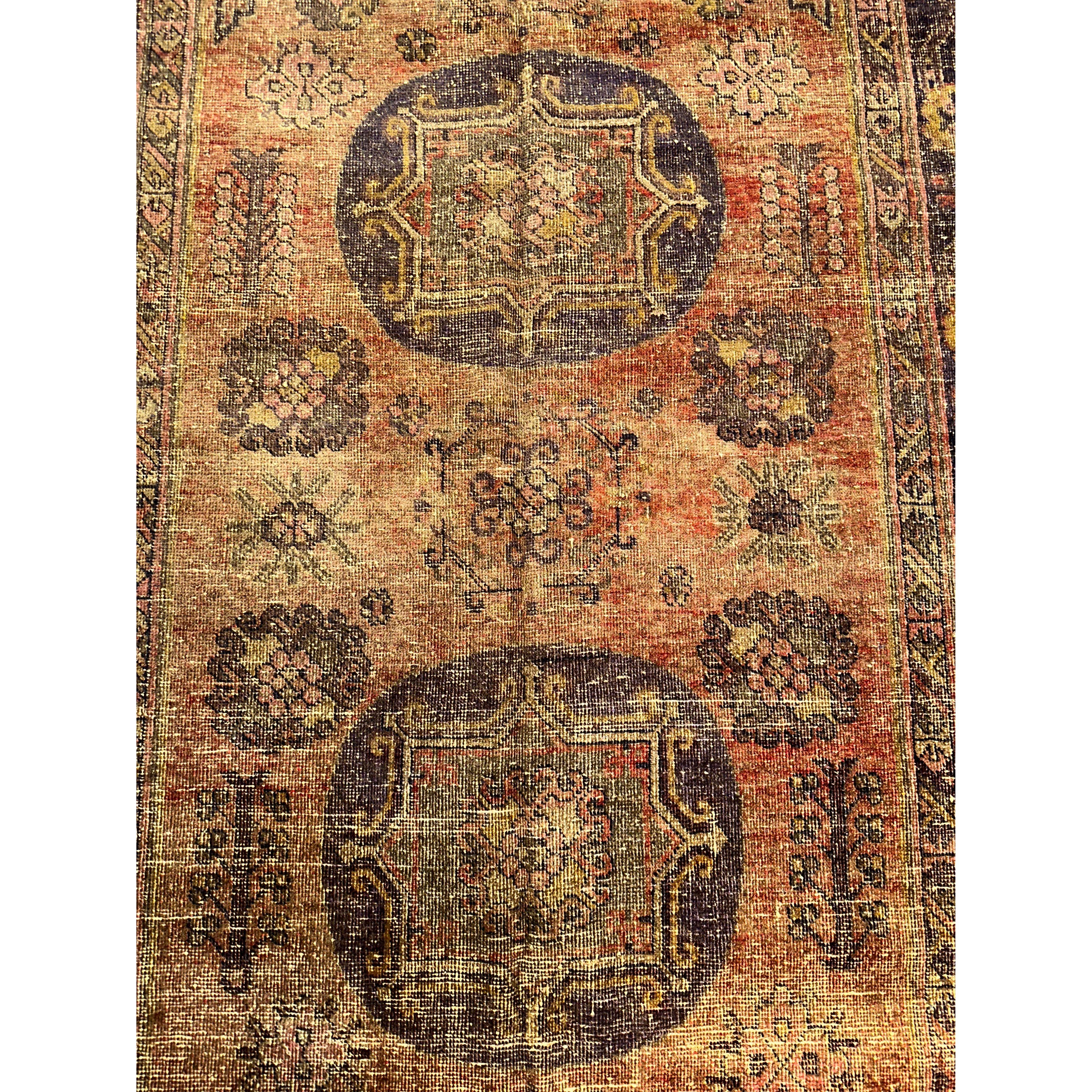 Authentischer Khotan-Samarkand-Teppich aus dem späten 19. im Zustand „Gut“ im Angebot in Los Angeles, US