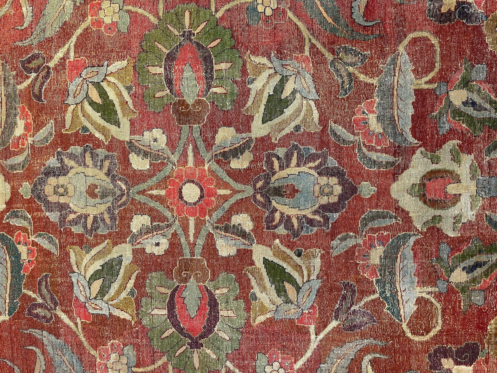 I tappeti Tabriz antichi si distinguono per l'eccellente tessitura e per la notevole aderenza alle tradizioni classiche del design dei tappeti persiani antichi. Ma non si possono distinguere per un particolare disegno o per la loro colorazione. La
