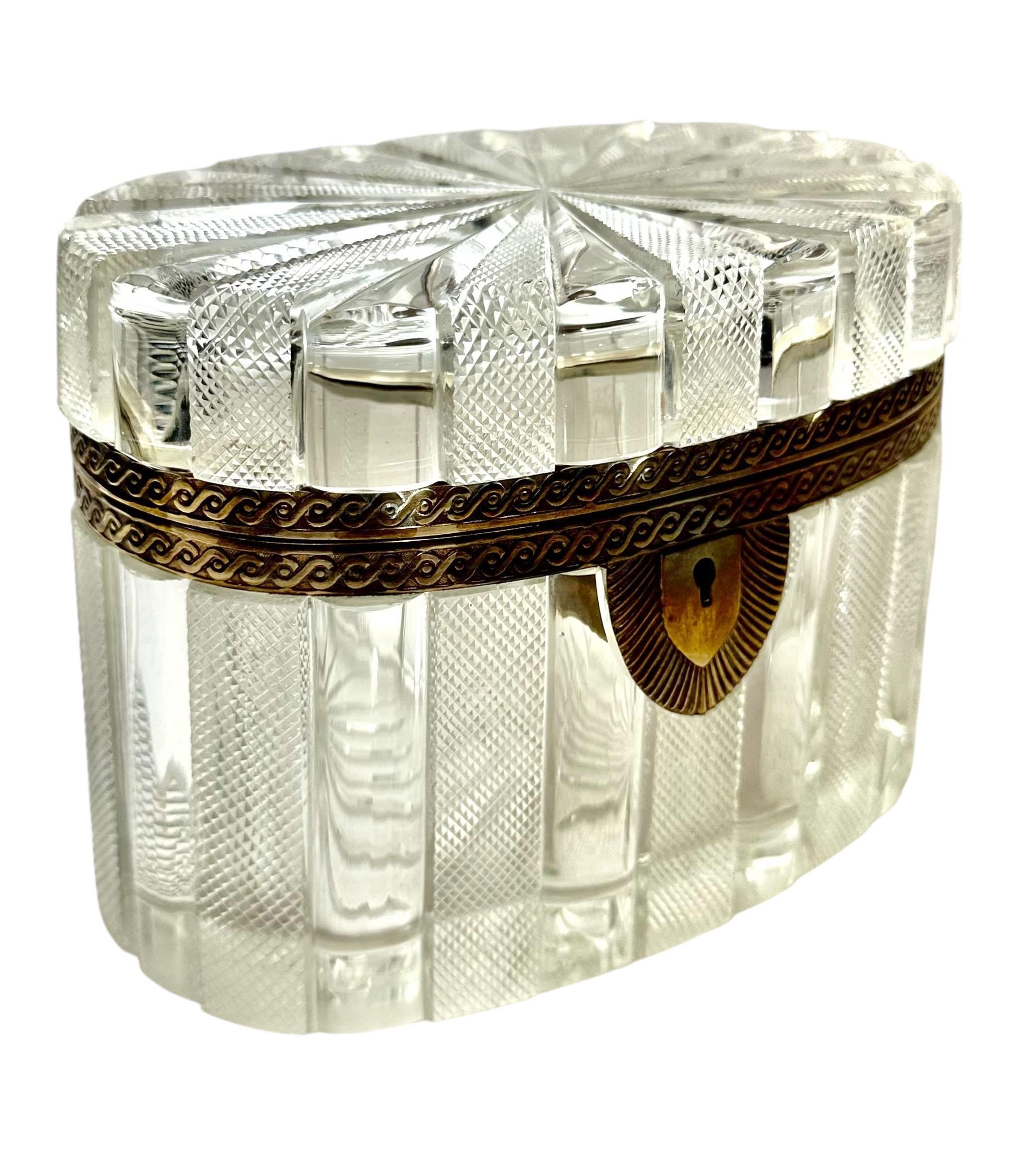 Boîte raffinée en cristal de Baccarat de la fin du XIXe siècle, de forme ovale et magnifiquement taillée pour capter la lumière sous tous les angles. Le cristal affiche la clarté et la précision caractéristiques de Baccarat, marque de fabrique du