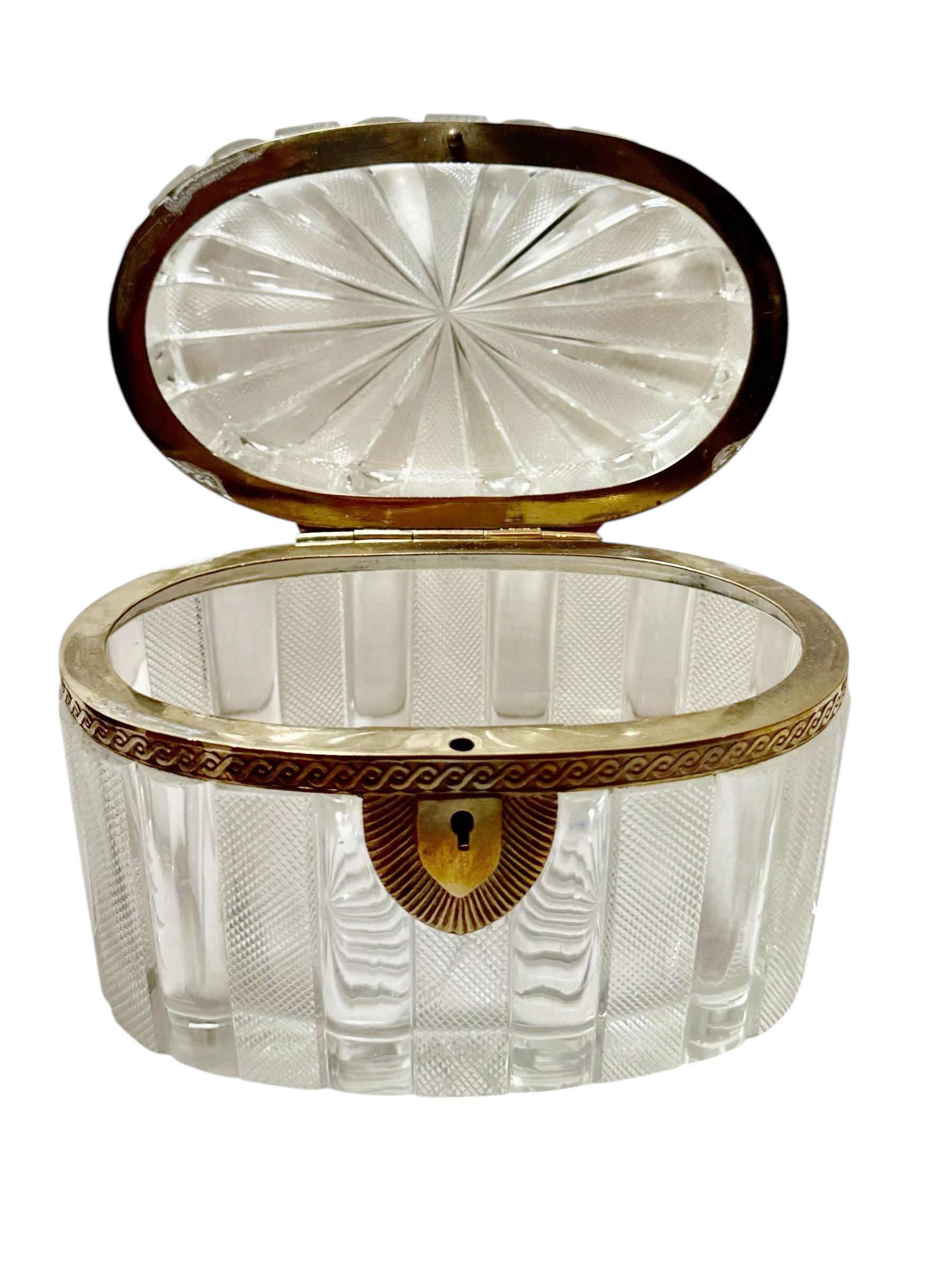Français Boîte ovale en cristal de Baccarat de la fin du 19e siècle en vente