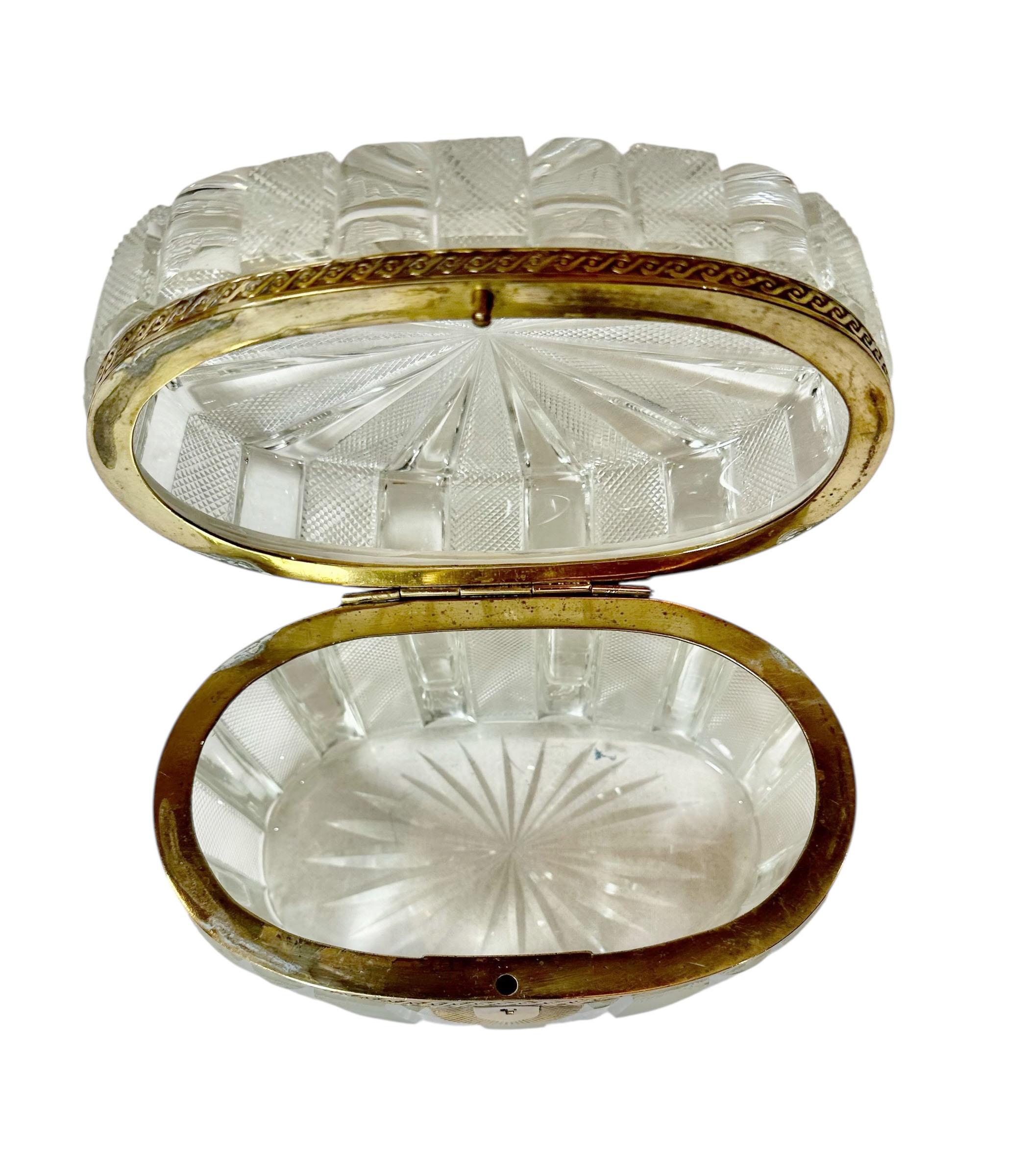 Boîte ovale en cristal de Baccarat de la fin du 19e siècle en vente 1