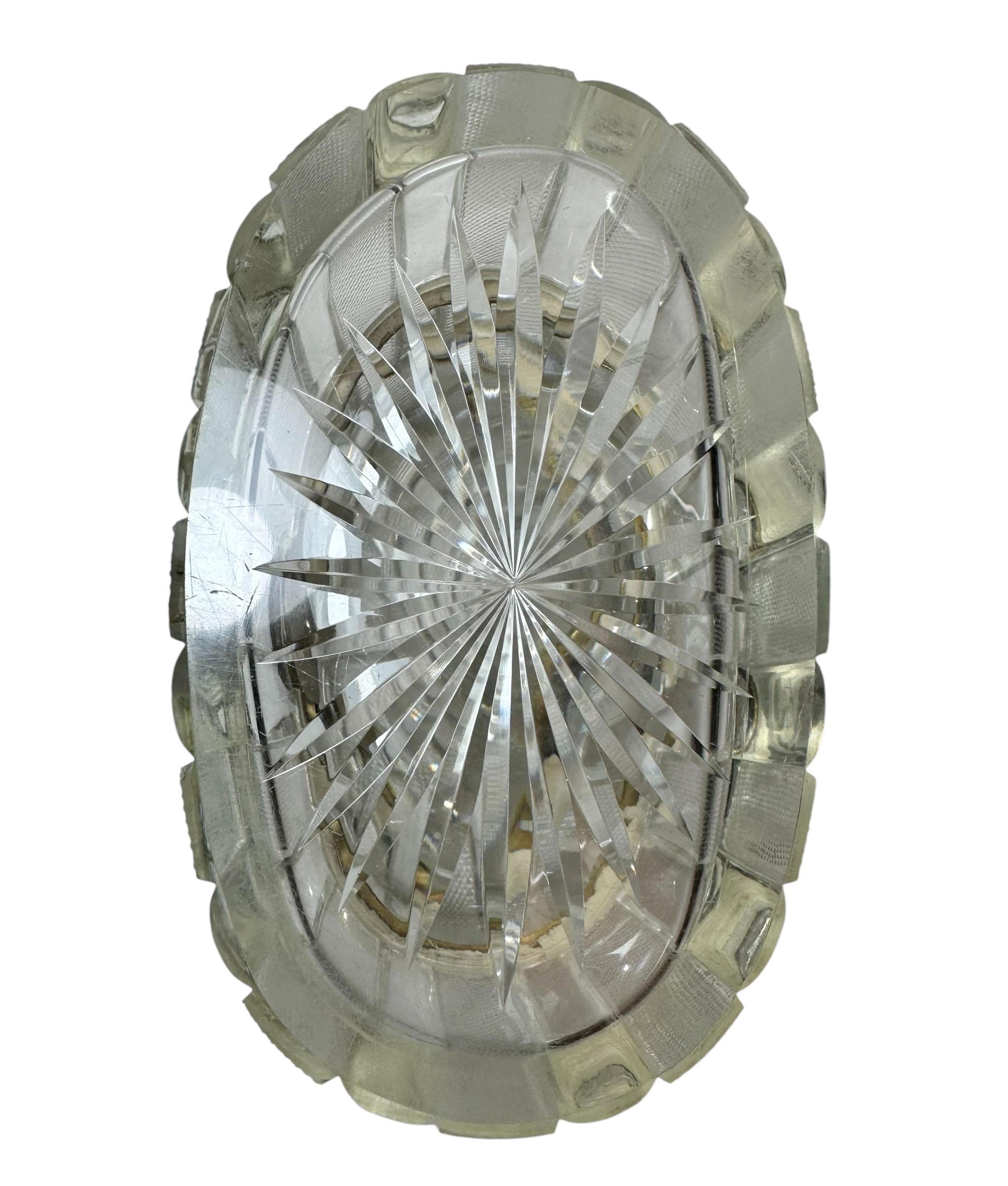 Boîte ovale en cristal de Baccarat de la fin du 19e siècle en vente 2