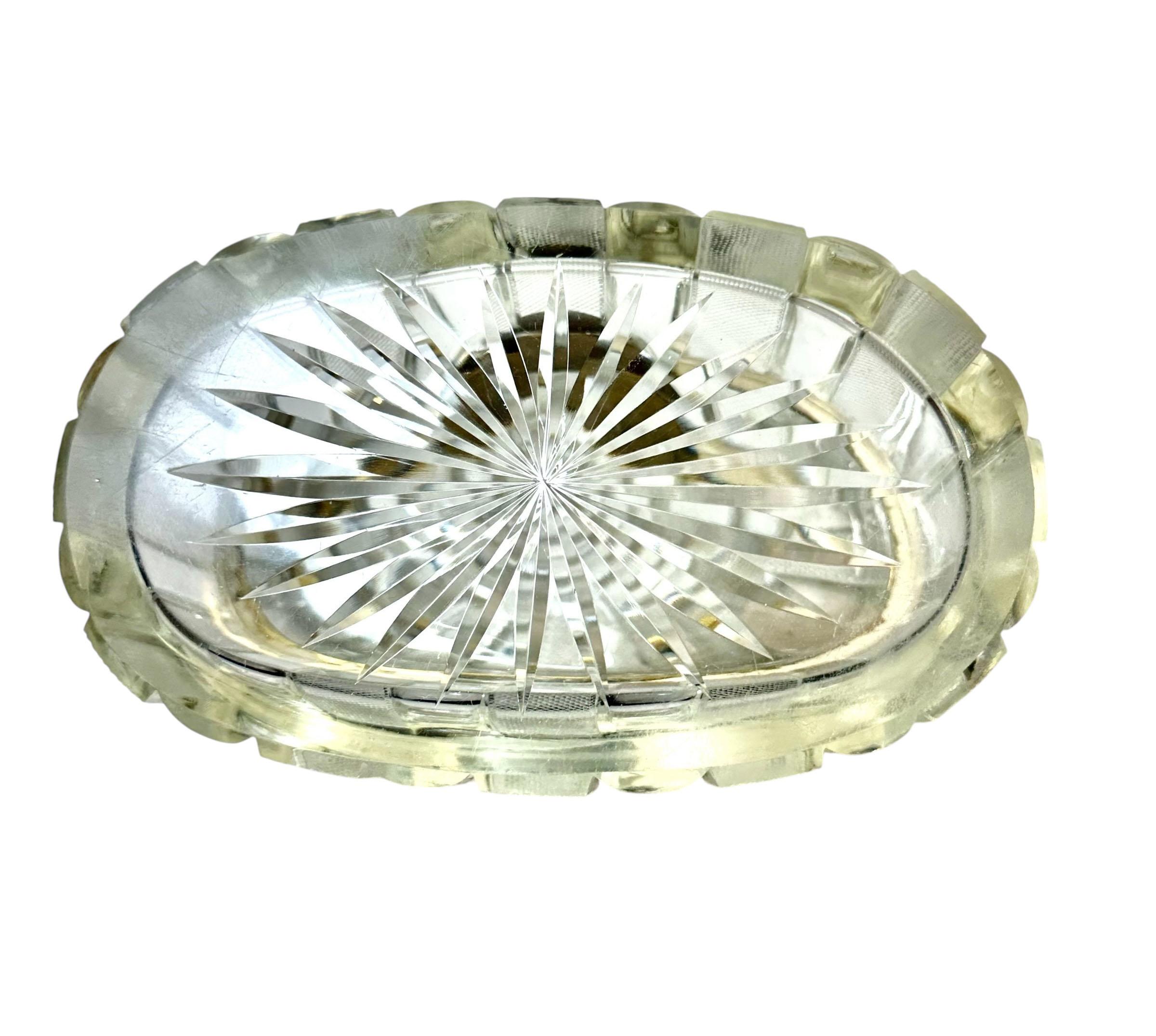 Boîte ovale en cristal de Baccarat de la fin du 19e siècle en vente 3