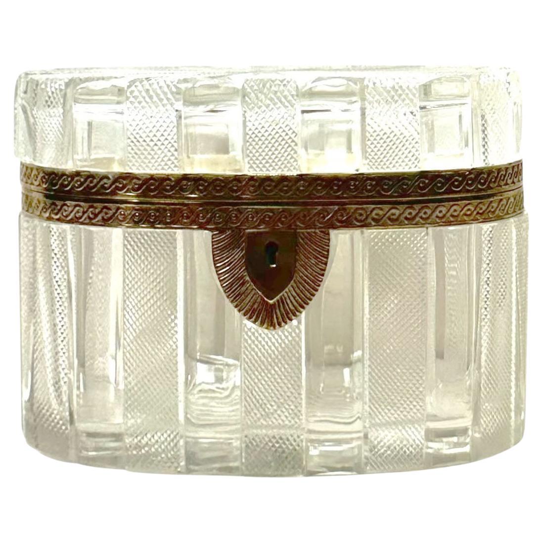 Boîte ovale en cristal de Baccarat de la fin du 19e siècle en vente