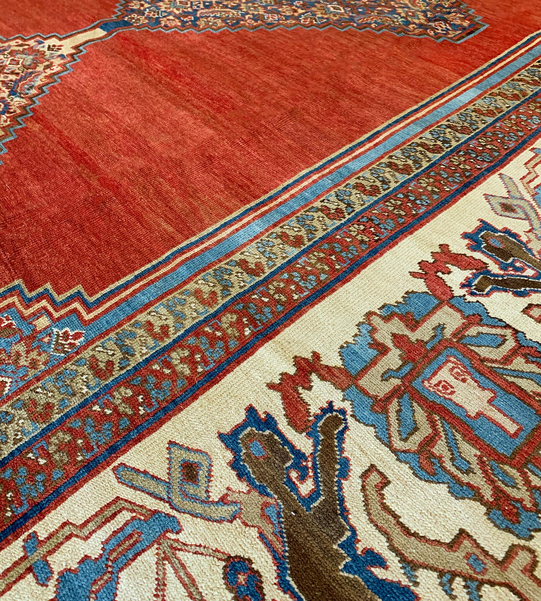Hand-Woven Late 19th Century Wool Bakhshaish Rug In Good Condition For Sale In West Hollywood, CA