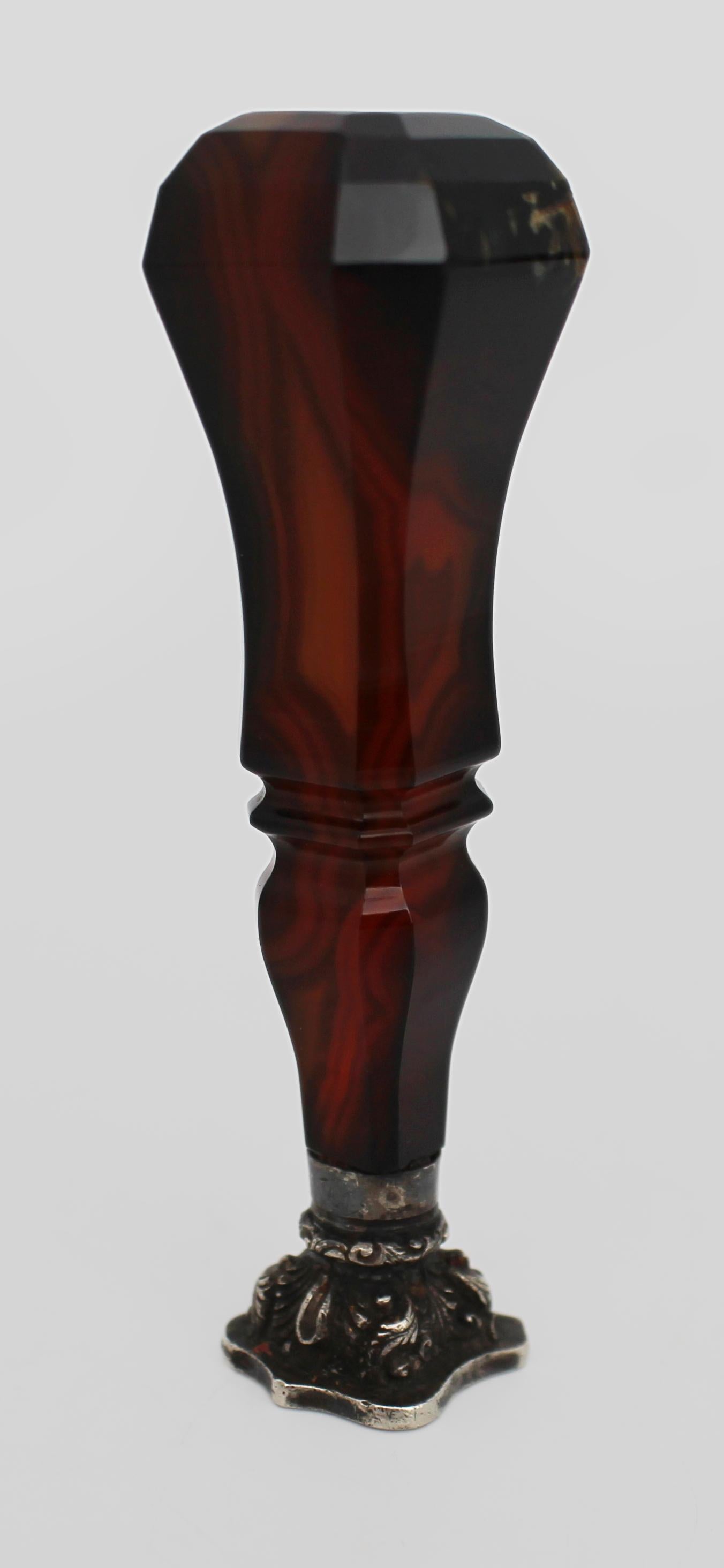 Late 19th Century Banded Agate and Silver-Plated Wax Seal with Gothic Monogram

Origin: Likely English or Continental Europe
Date: Circa 1880–1900
Material: Banded agate with silver-plated metal mount
Dimensions: Height 8 cm × Width 2 cm
Condition: