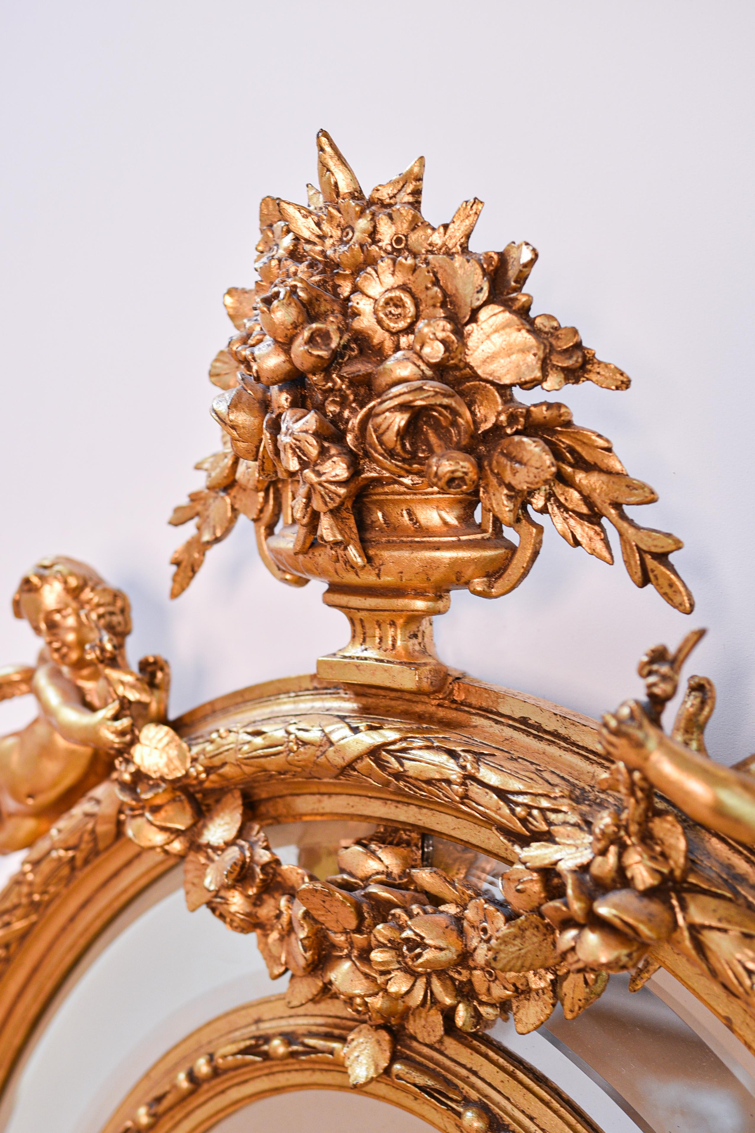 Barockspiegel des späten 19. Jahrhunderts mit Engeln und floralen Elementen auf Holzrahmen (Italienisch) im Angebot