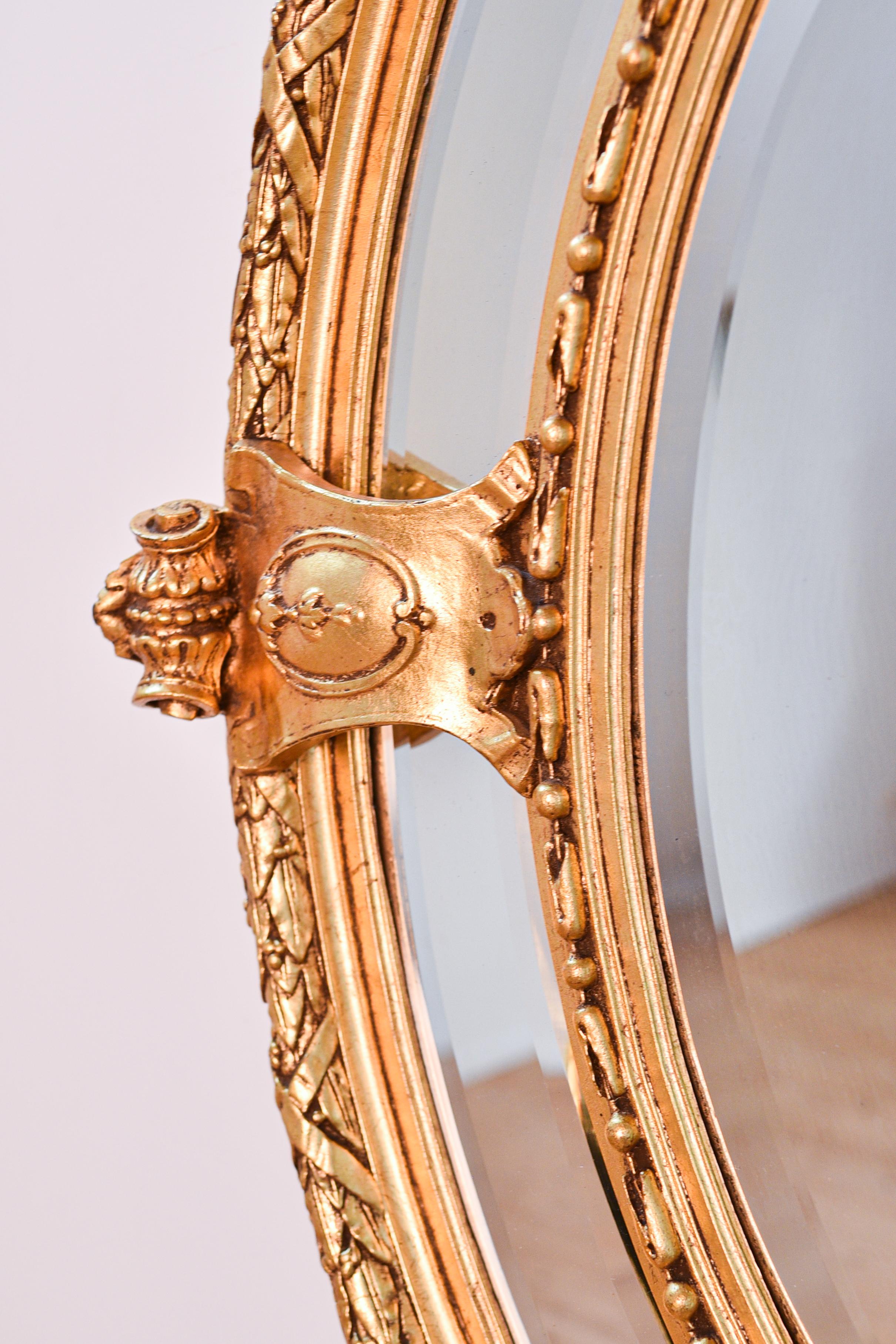 Fait main Miroir baroque de la fin du XIXe siècle avec des anges et des éléments floraux sur un cadre en bois