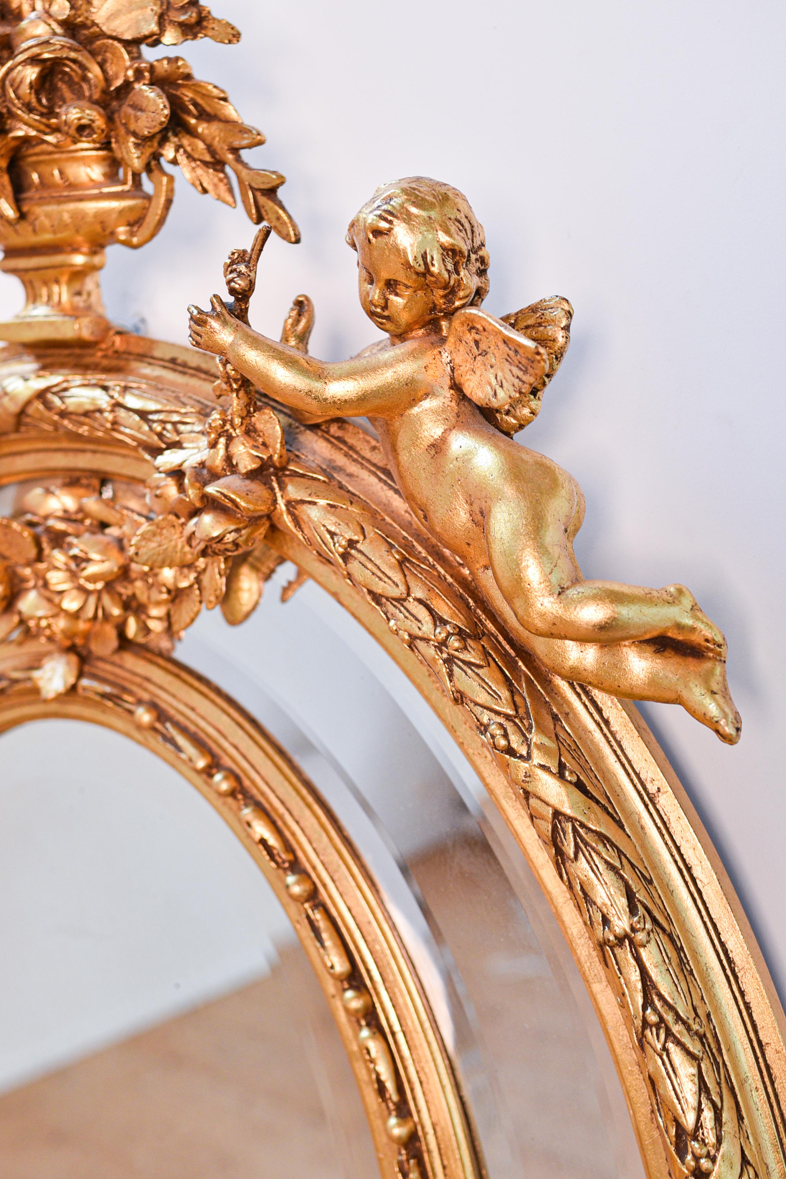 Verre taillé Miroir baroque de la fin du XIXe siècle avec des anges et des éléments floraux sur un cadre en bois