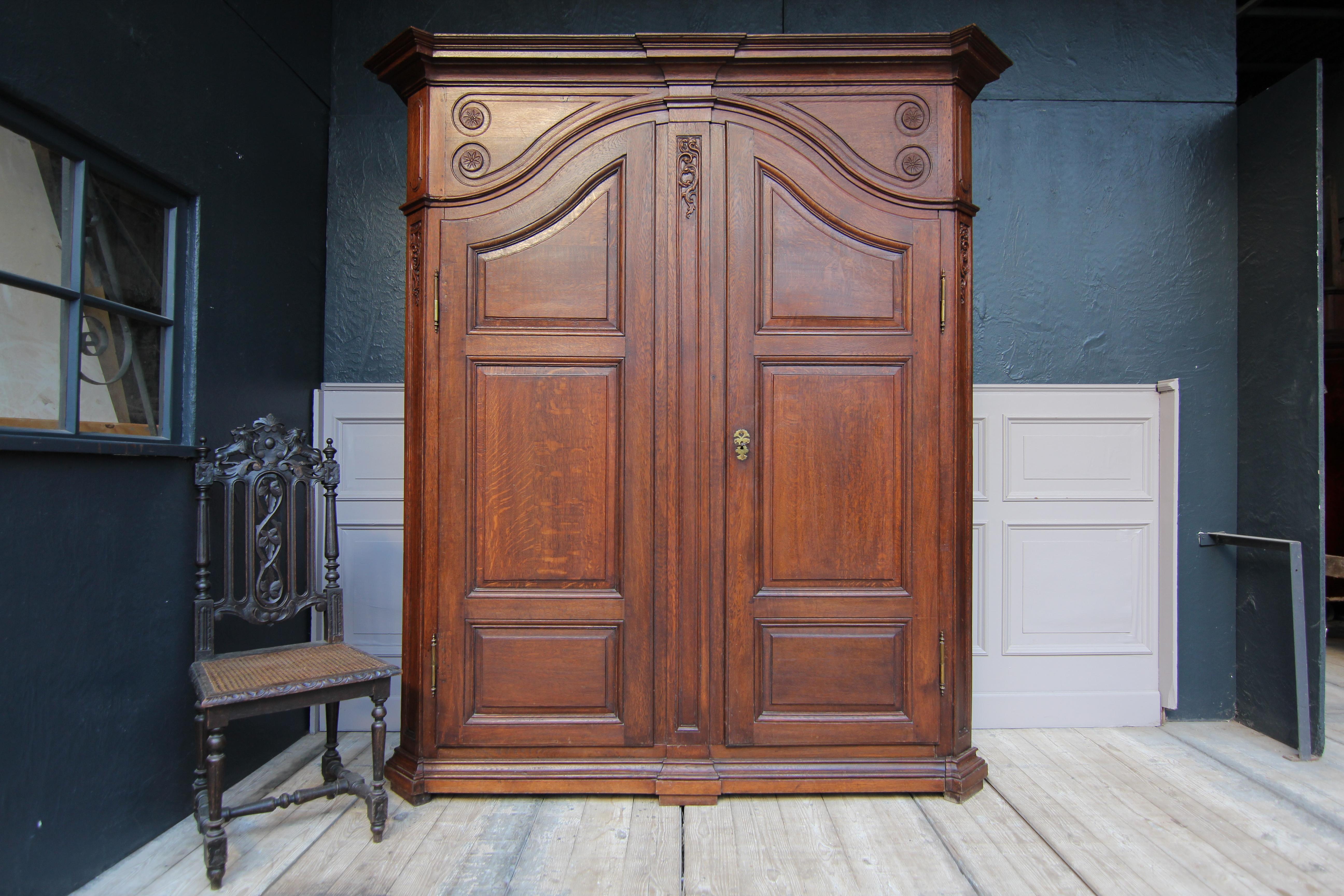 A late 19th century Belgian wardrobe or cabinet made of oak.
Inside painted black and equipped with 4 shelves. Alternatively, a clothes rail can be attached.

The cabinet can be dismantled into several parts.