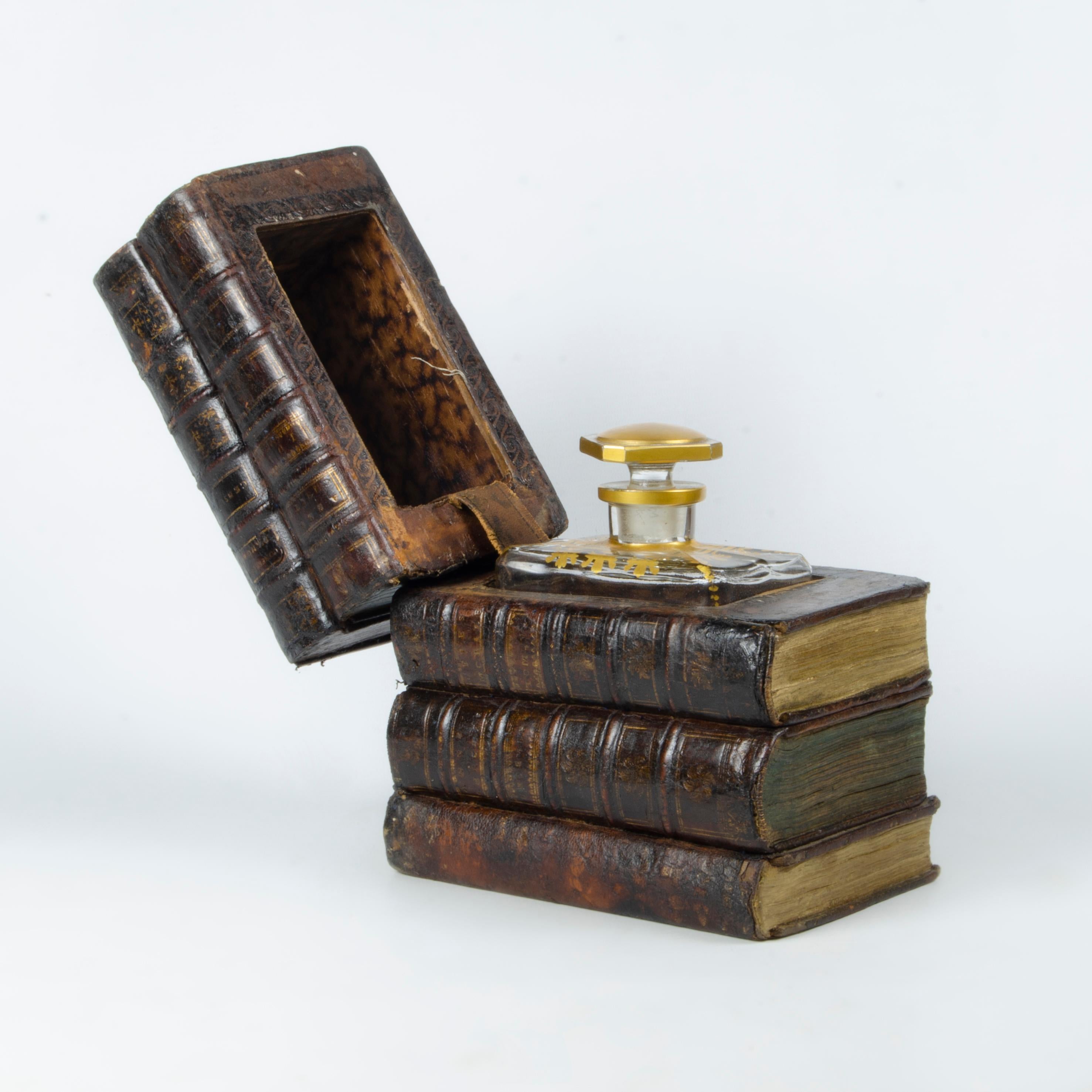 Estuche decantador en forma de libro de la Belle Époque de finales del siglo XIX con botella de cristal, Francia

Por: desconocido
Material: cuero, madera, cristal, vidrio, pintura
Técnica: artesanal, tallado a mano, fundido, moldeado,