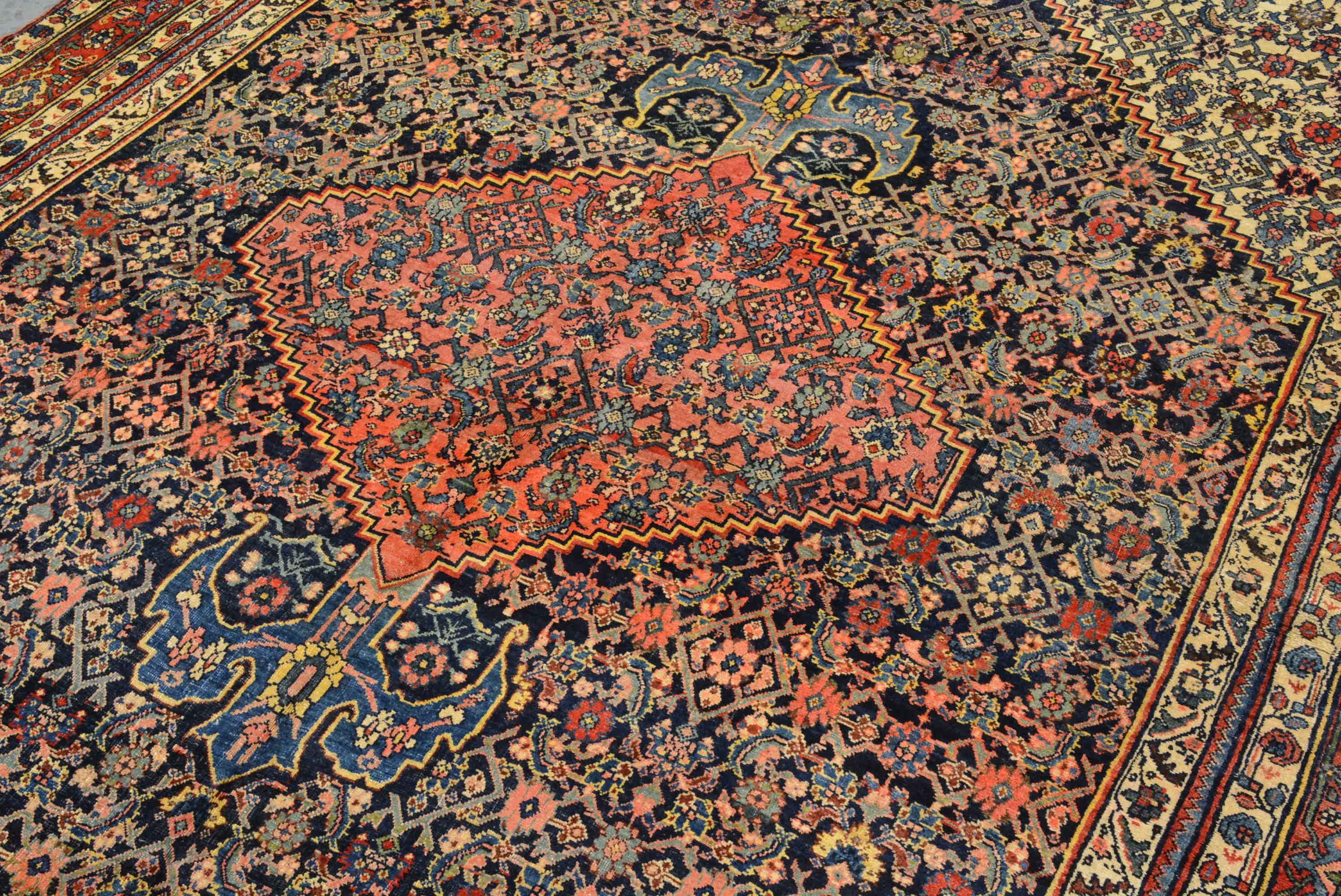 Les Kurdes sont un groupe relativement autonome dont la population se concentre principalement en Turquie, en Irak et en Perse (Iran).  Ils sont reconnus comme étant des tisserands prolifiques qui ont produit des tapis dans une grande variété de