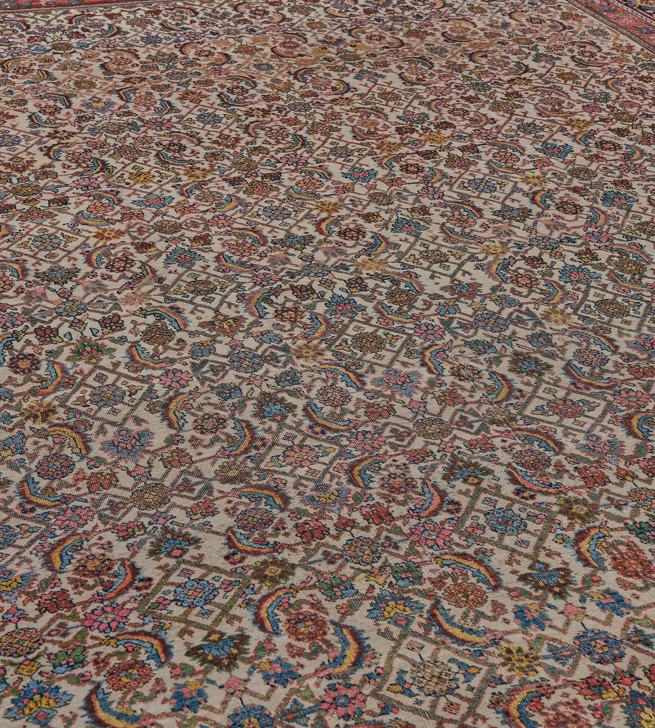 Questo tradizionale tappeto persiano Bidjar tessuto a mano presenta un campo generale avorio con un motivo Herati policromo, in un raffinato bordo indaco con un motivo a palmette di tartaruga complementare, tra strisce di vite stilizzate color