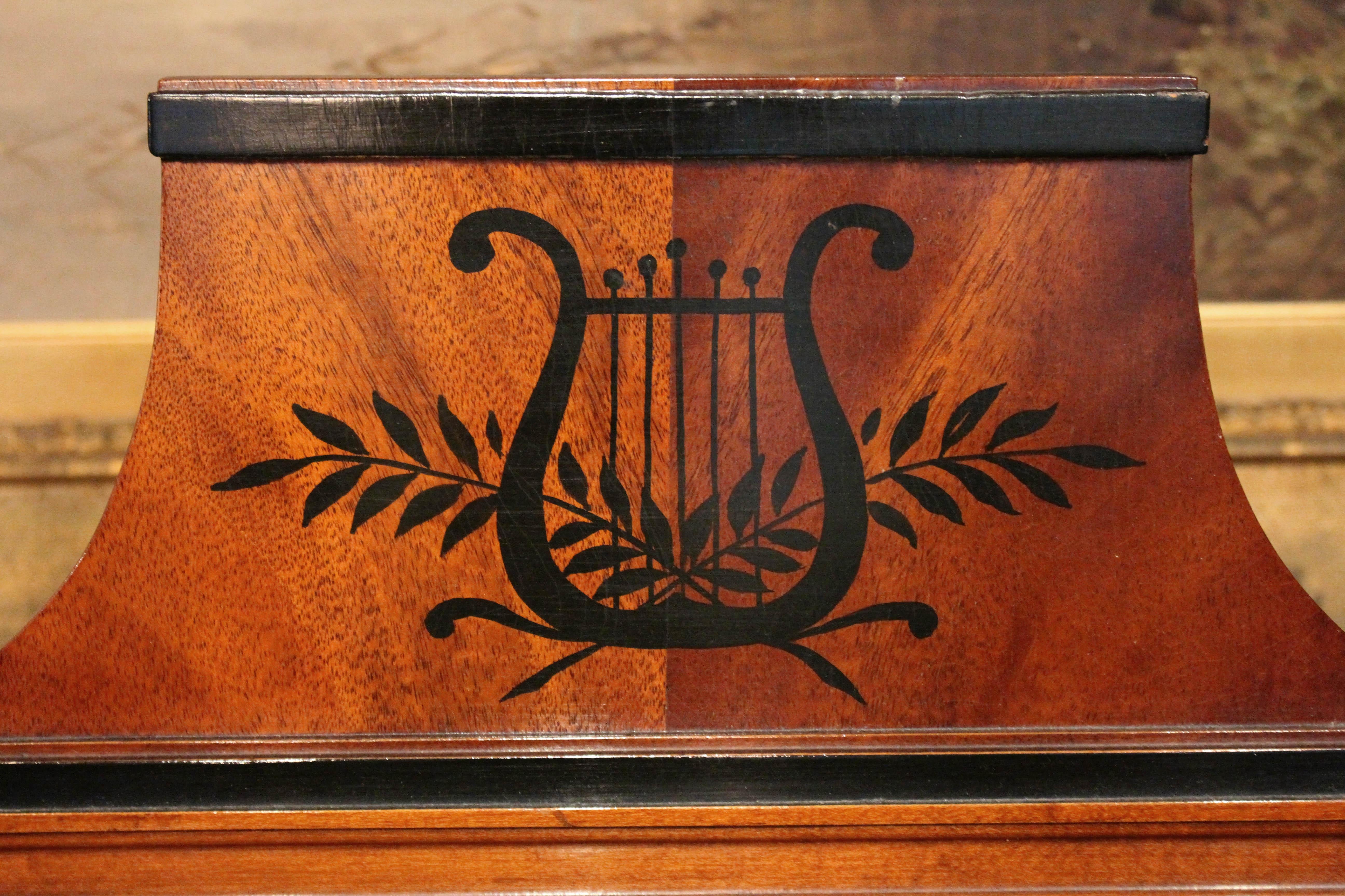 Un beau miroir de rasage. Biedermeier revival, c.1870-90. Acajou avec peinture acajou satiné, ébénisterie et ébène ; secondaire acajou. Des obélisques soutiennent le miroir basculant d'origine avec une plaque d'origine surmontée d'une frise façonnée