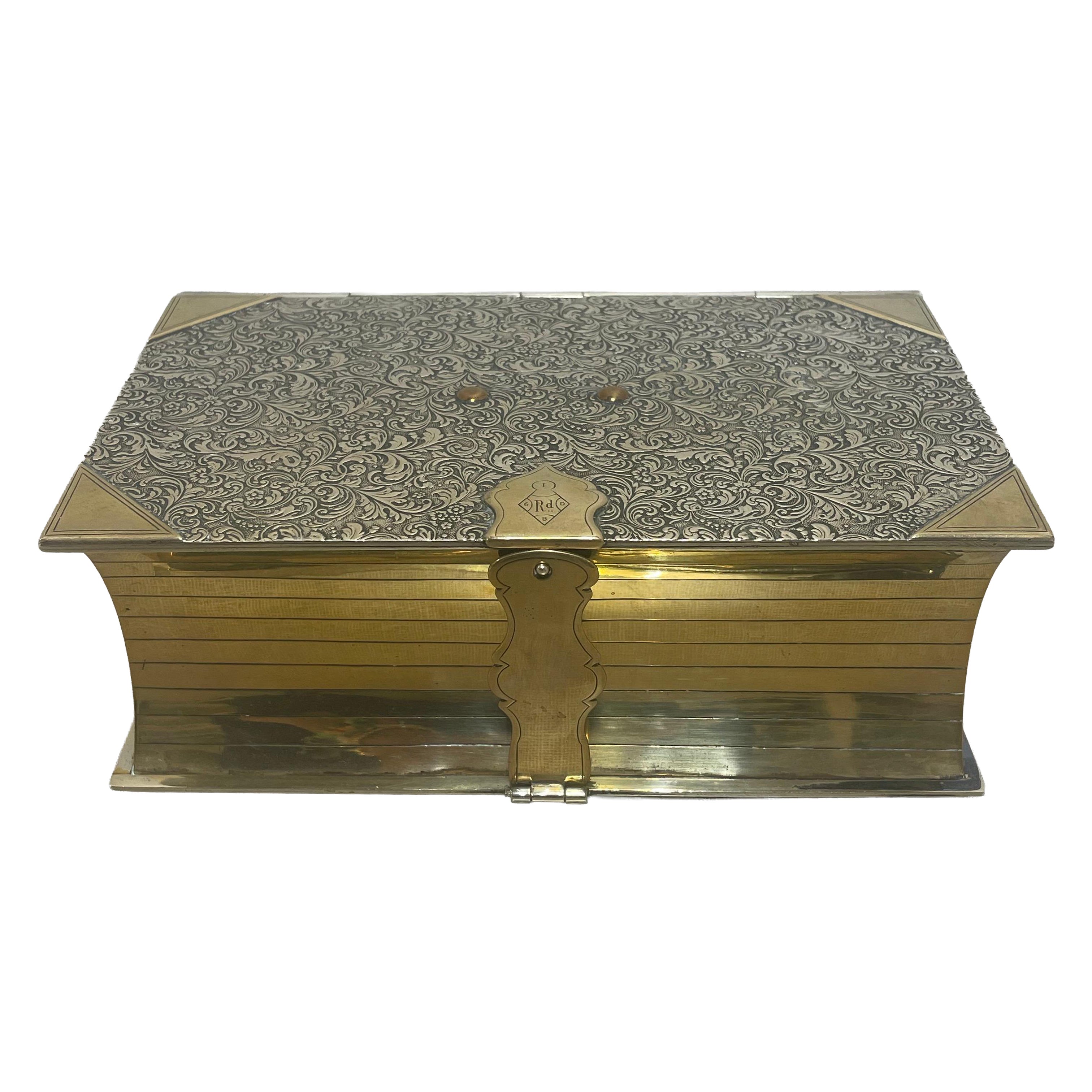 Late 19th century biscuit box from England For Sale