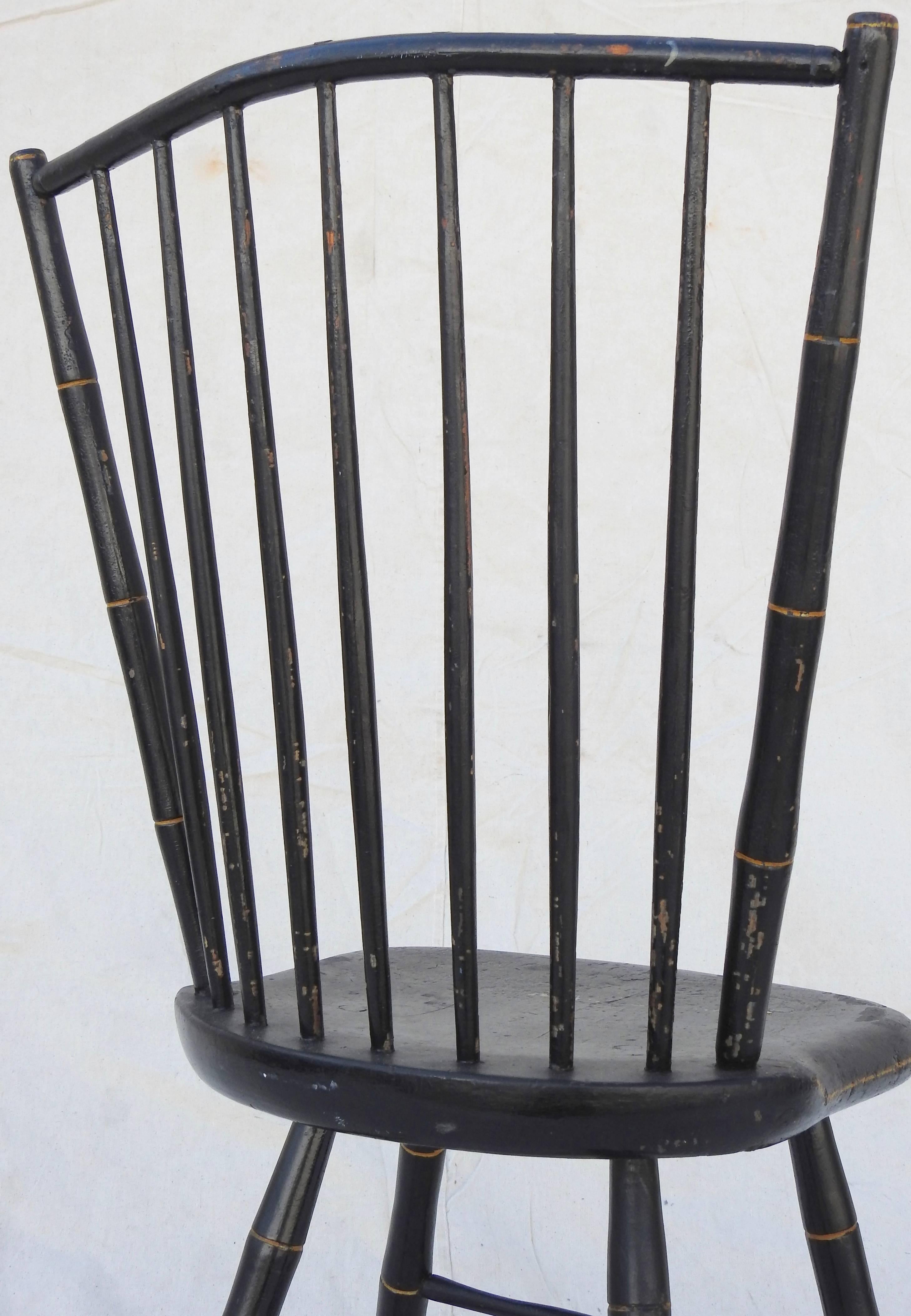 Chaise Windsor peinte en noir et or par William Wilt 2