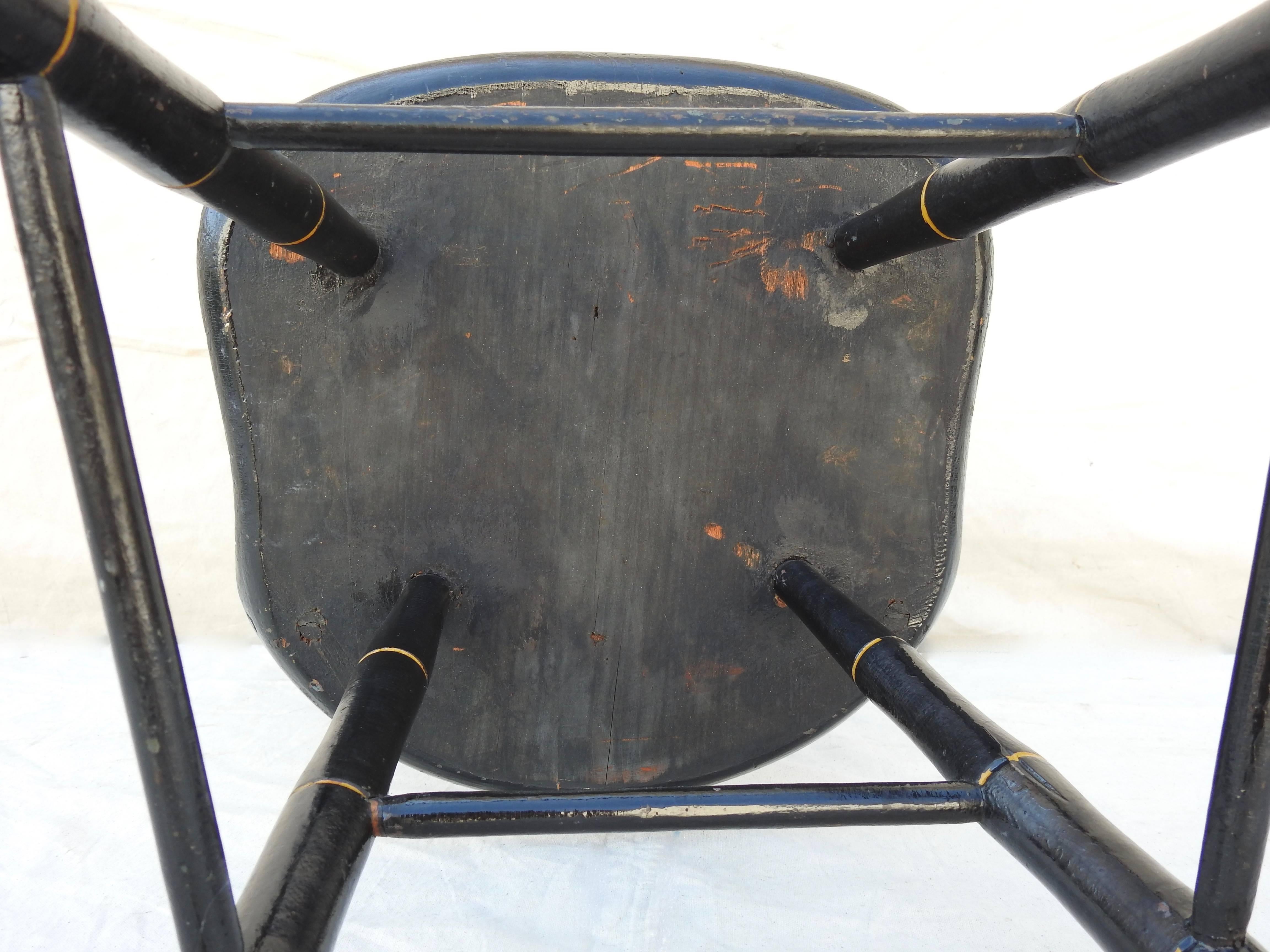 Chaise Windsor peinte en noir et or par William Wilt Bon état à Cookeville, TN