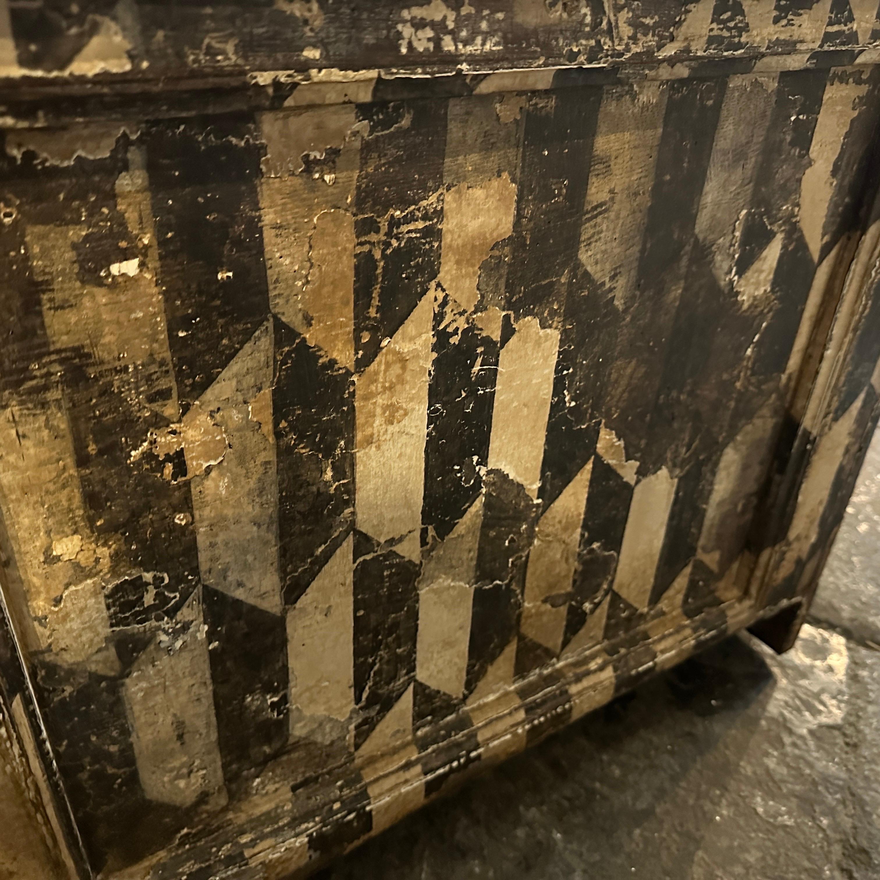 Late 19th Century Black and White Lacquered Wood Florentine Blanket Chest For Sale 5