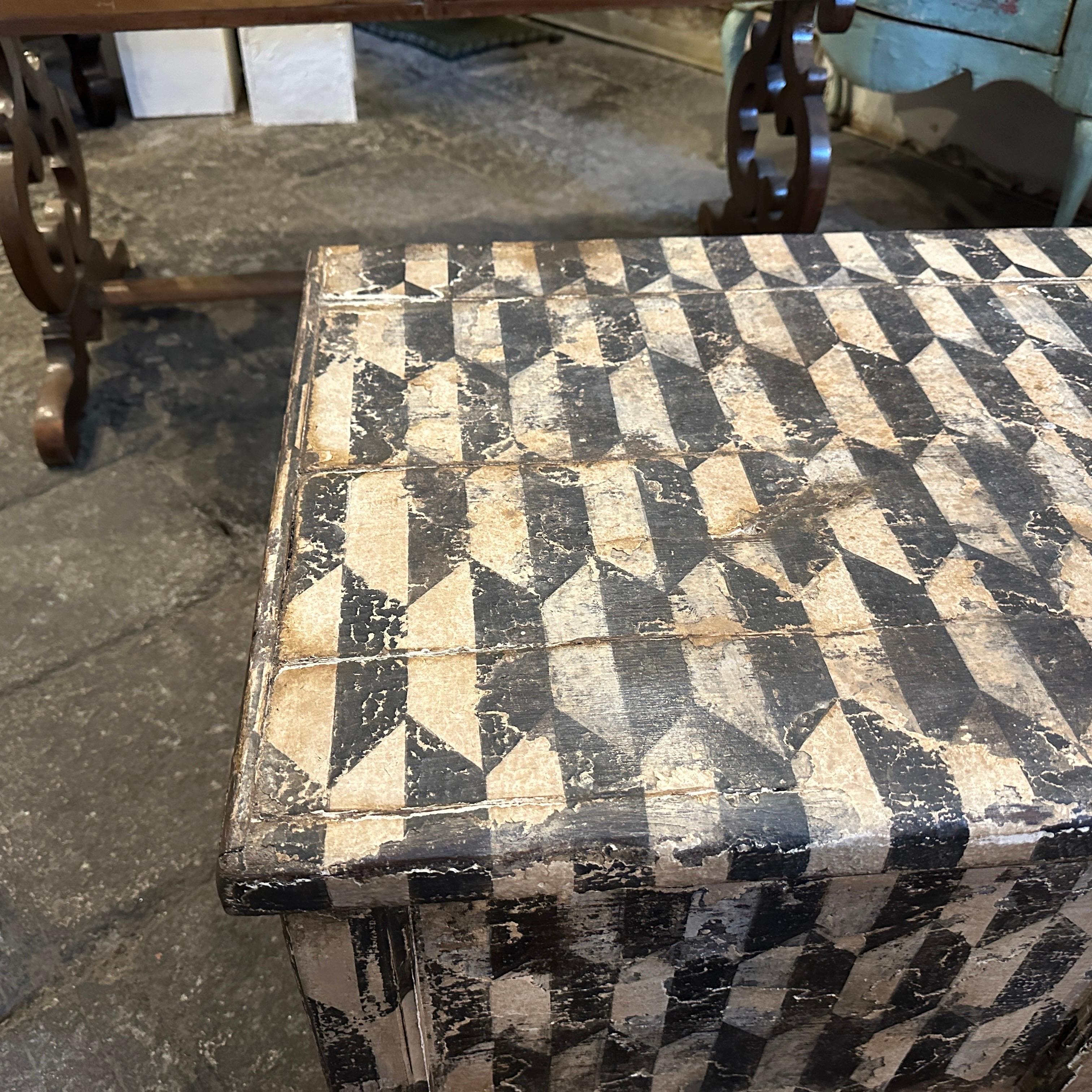 Coffre à couvertures Florentine en bois laqué noir et blanc de la fin du 19e siècle État moyen - En vente à Catania, Sicilia