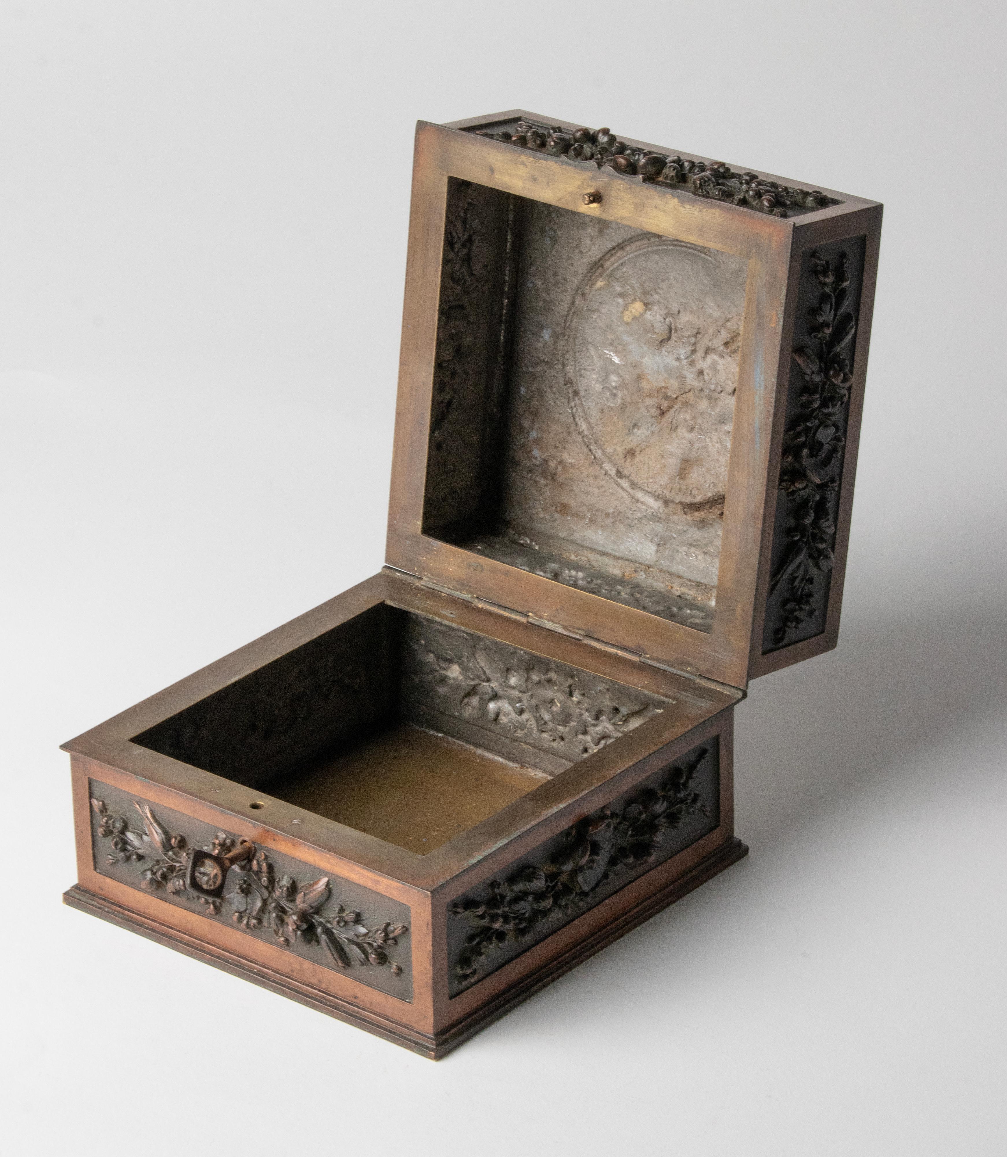 Boîte décorative en bronze de la Forêt-Noire de la fin du XIXe siècle par Leopold Oudry & Cie. en vente 1