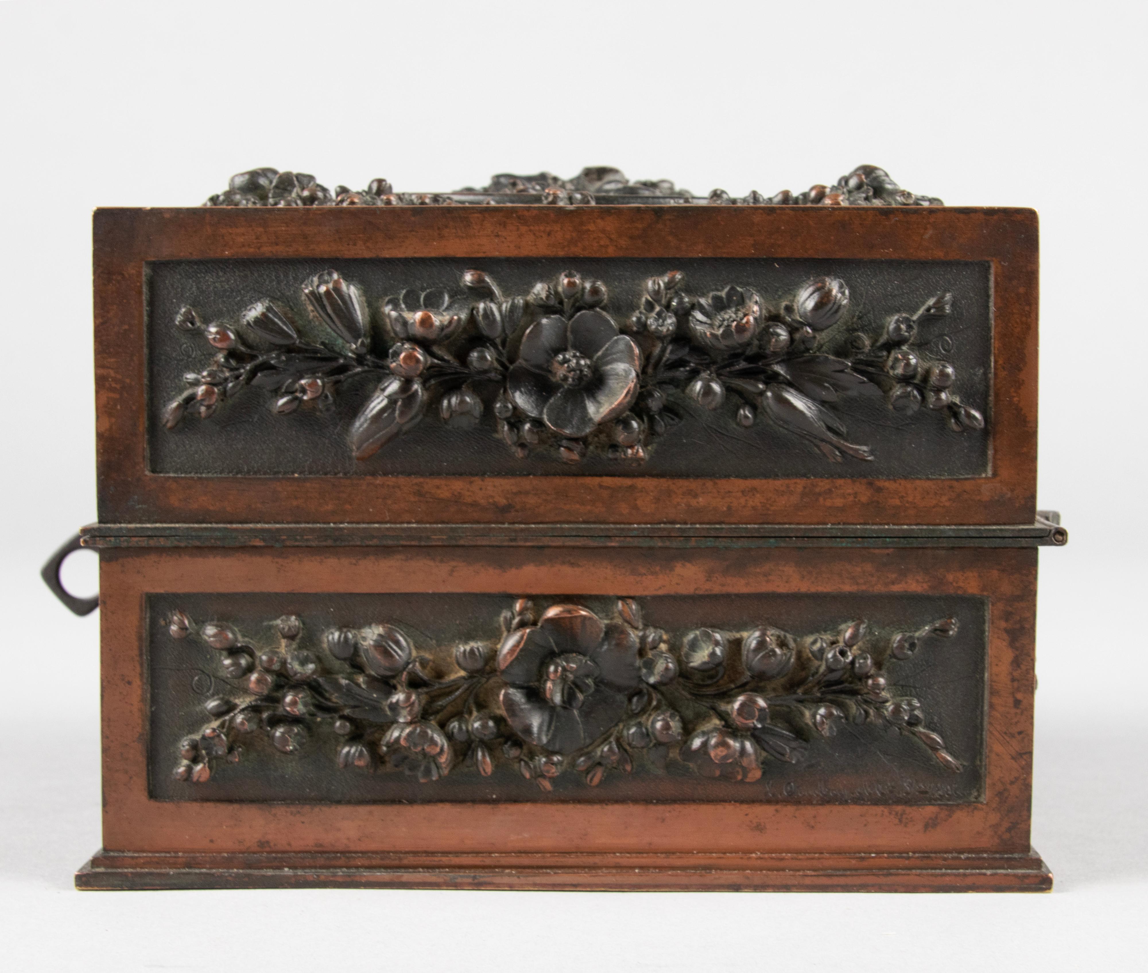 Boîte décorative en bronze de la Forêt-Noire de la fin du XIXe siècle par Leopold Oudry & Cie. en vente 4