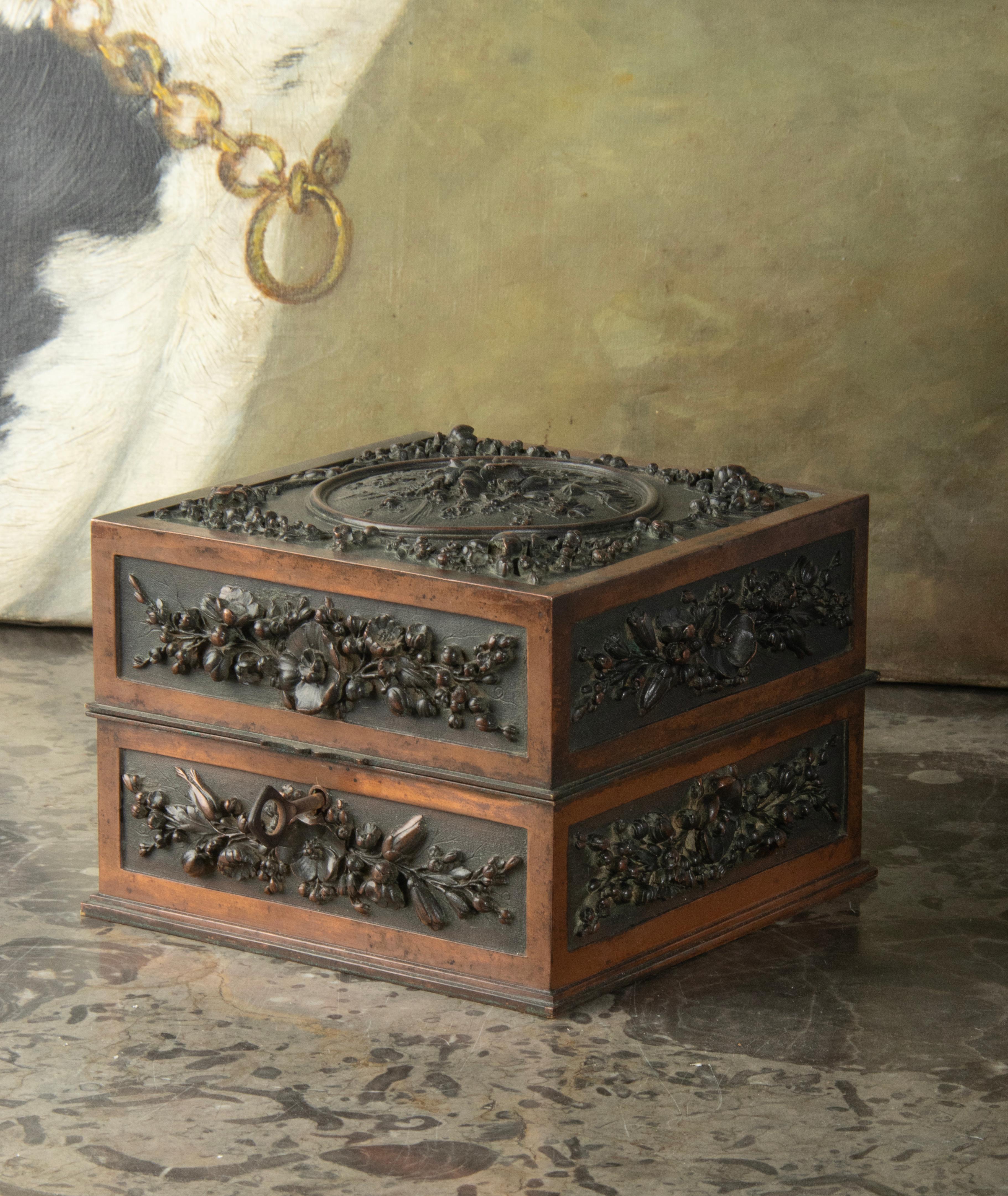 Boîte décorative en bronze de la Forêt-Noire de la fin du XIXe siècle par Leopold Oudry & Cie. en vente 3