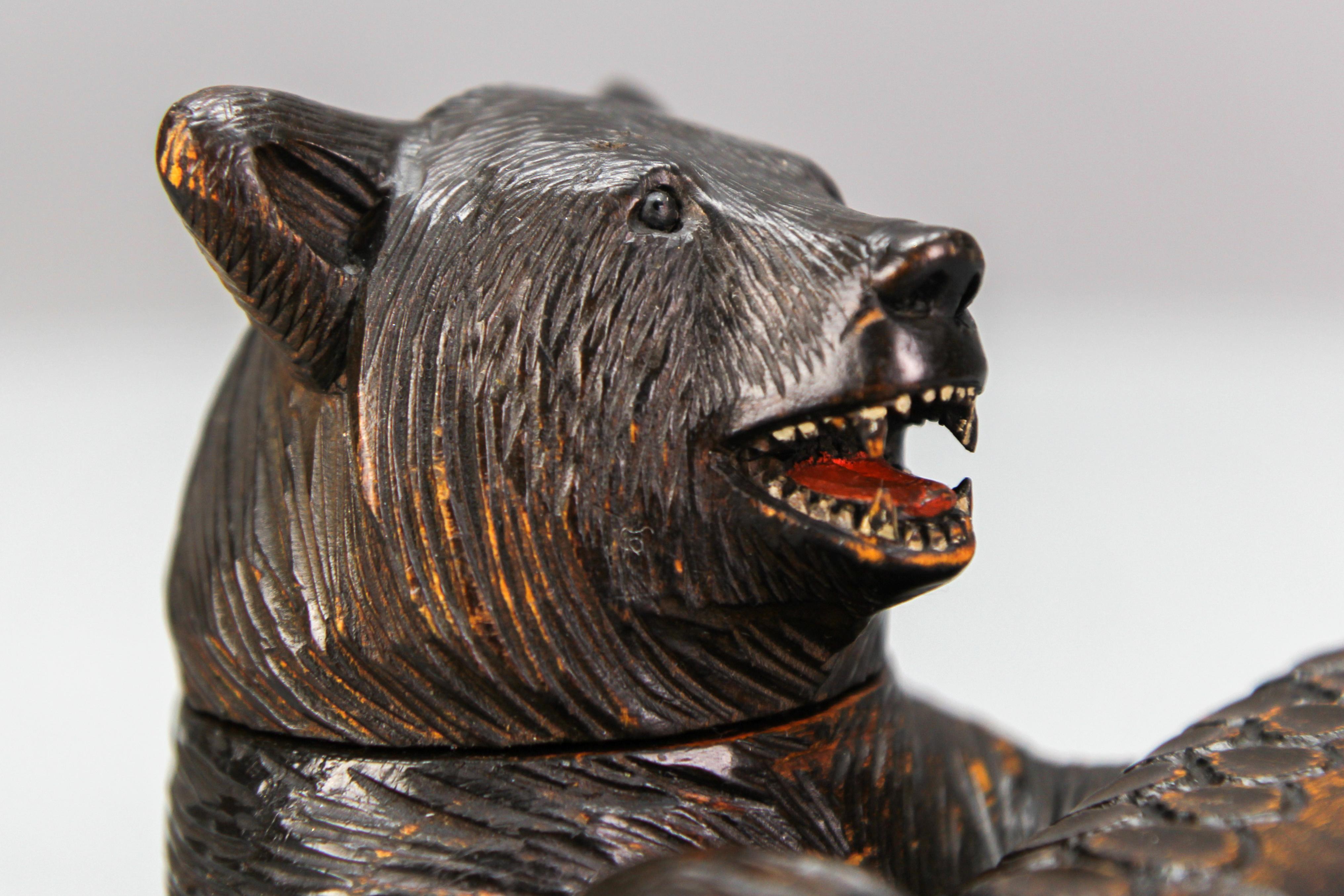 Schwarzwälder Tintenfass und Federhalter mit Bär, 19. Jahrhundert, geschnitzt (Schwarzwald) im Angebot