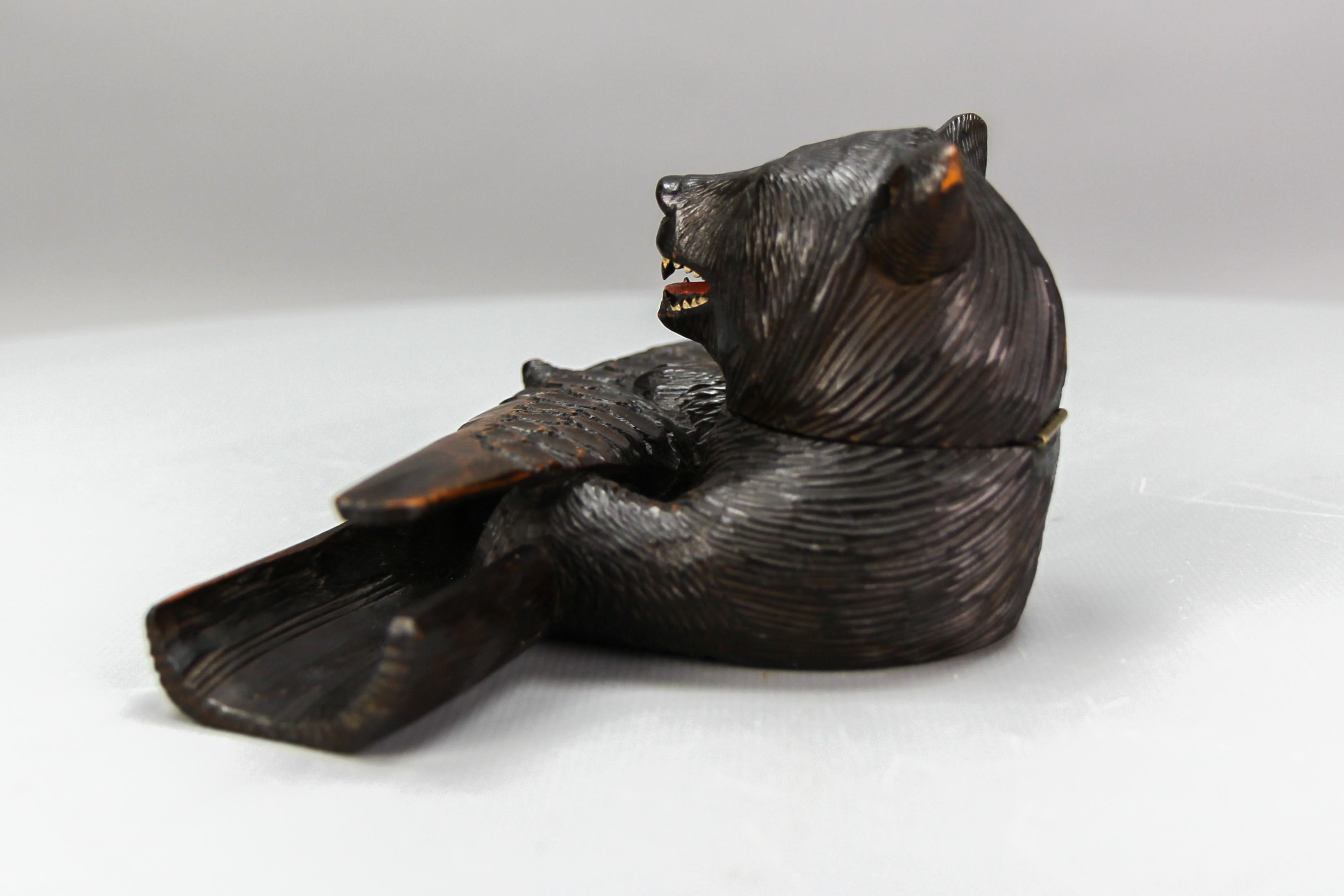 Schwarzwälder Tintenfass und Federhalter mit Bär, 19. Jahrhundert, geschnitzt (Glas) im Angebot