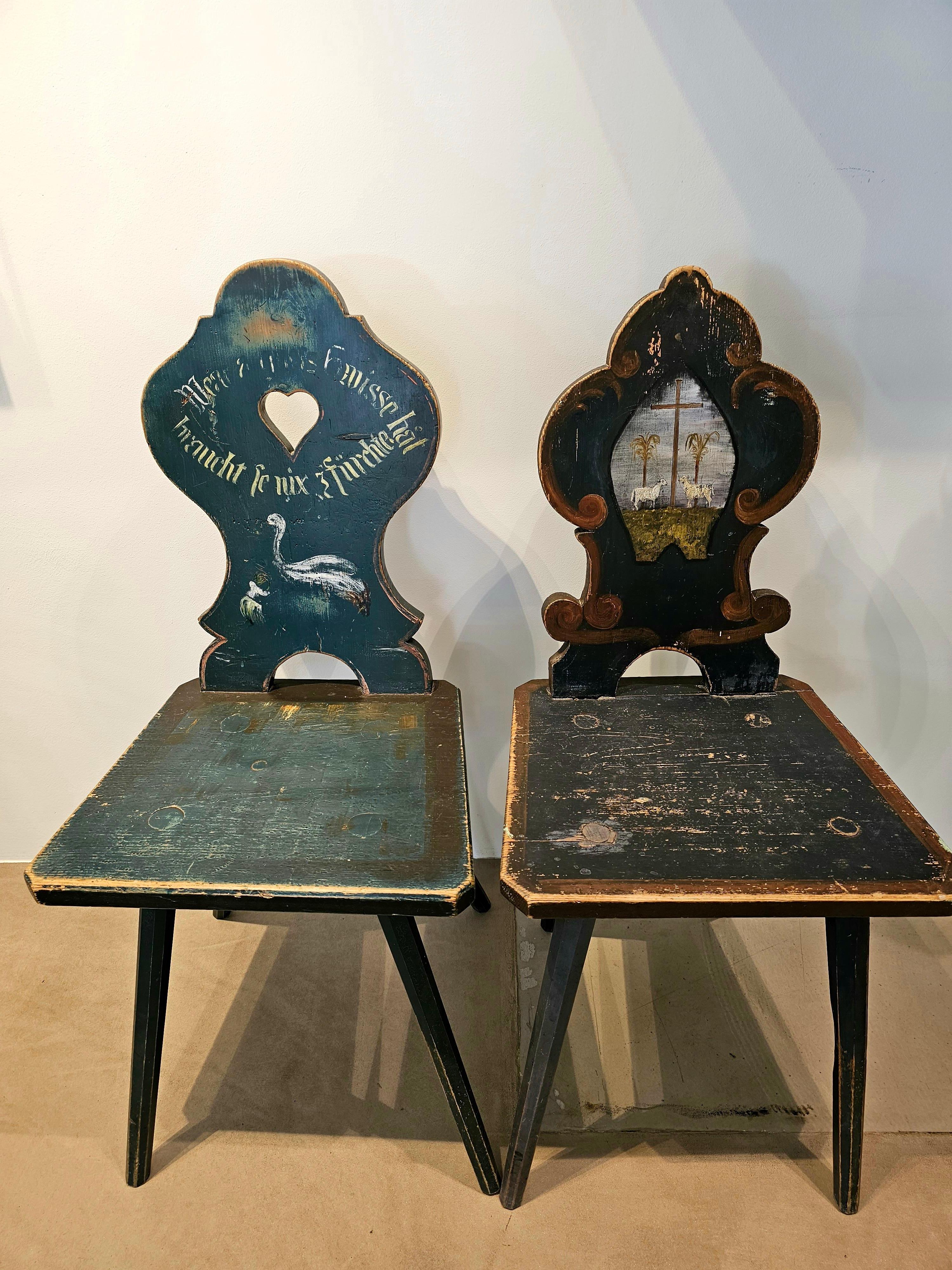 Handbemalter Bauernstuhl aus Holz im Stil des Schwarzwaldes in blau-grüner Farbe mit einem Medaillon, das zwei Schafe zeigt.
Originale Farben und Gemälde ohne Restaurierungen.
Ein zweiter passender Stuhl ist erhältlich