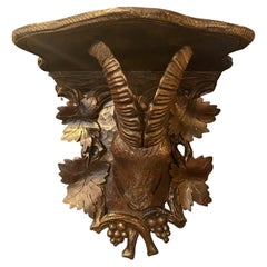 Tête de bélier de la Forêt Noire de la fin du XIXe siècle avec étagère en bois à motif de feuilles