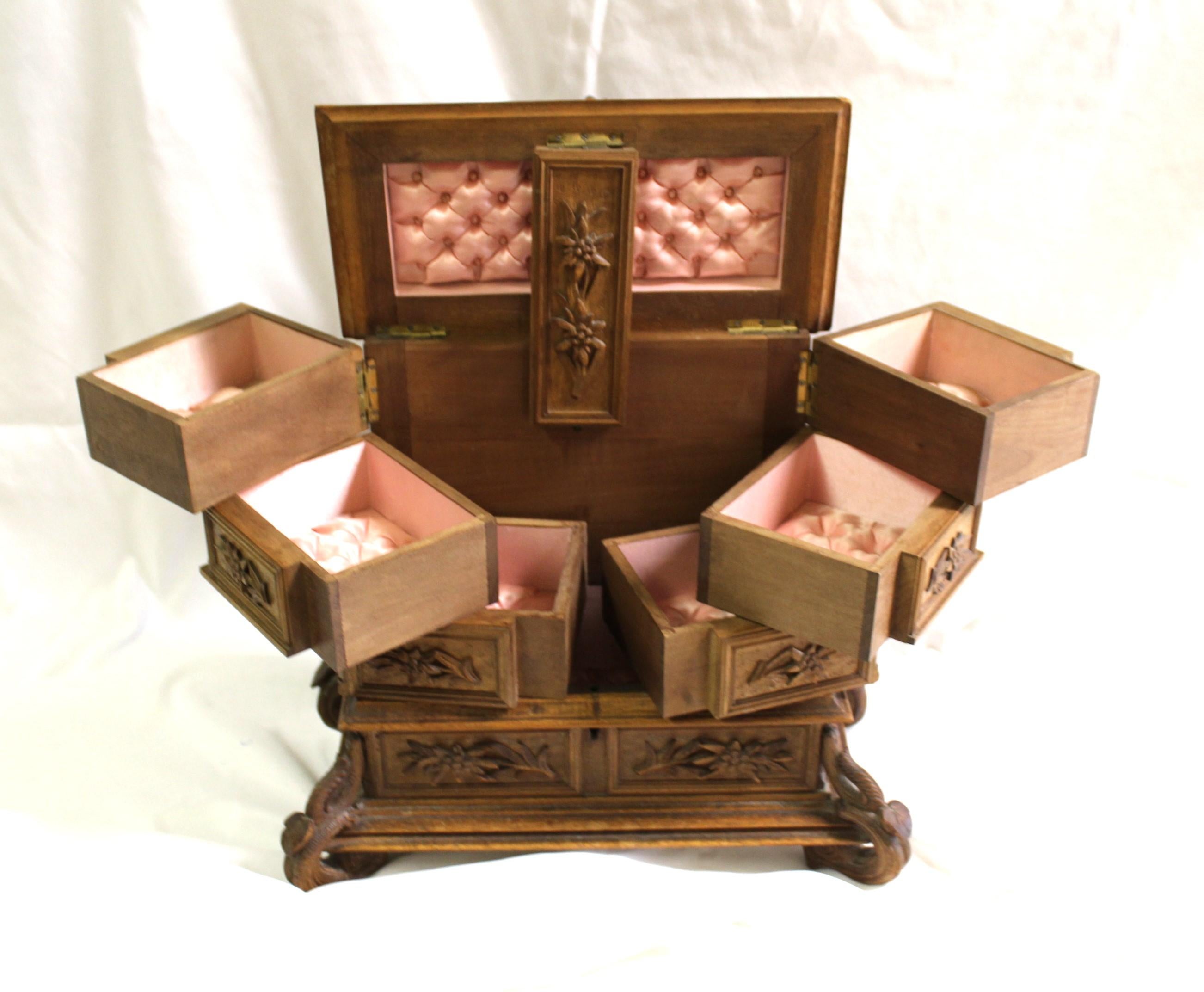 Belle Époque Fin du 19ème siècle ,  Boîte à bijoux Black Forrest sculptée  en vente