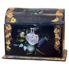 Boîte en laque noire de la fin du XIXe siècle avec couvercle en forme de dôme