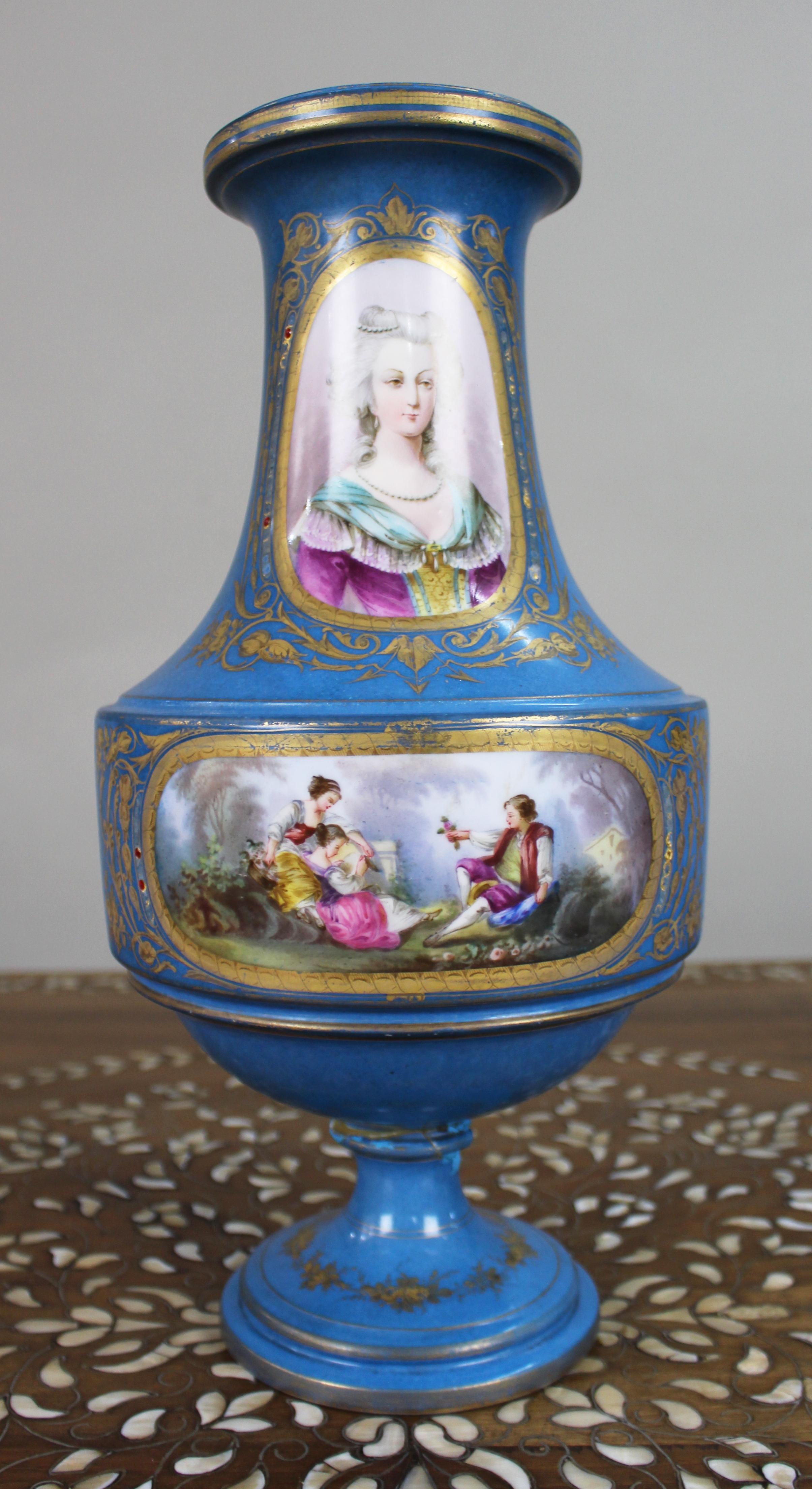 Vaso in porcellana Bleu Céleste di Sèvres della fine del XIX secolo

Vaso decorativo in porcellana della fine del XIX secolo in stile Sèvres, risalente al 1890 circa. Di forma a balaustro con piede a piedistallo, il vaso è finemente dipinto a mano