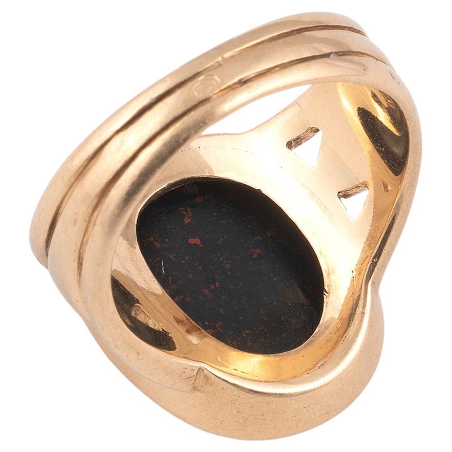Ring in 18k yellow gold adorned with oval intaglio on sanguine jasper with coat of arms, finger size 7 , Weight:10,6 gr.
Top size is 19mm x 15mm